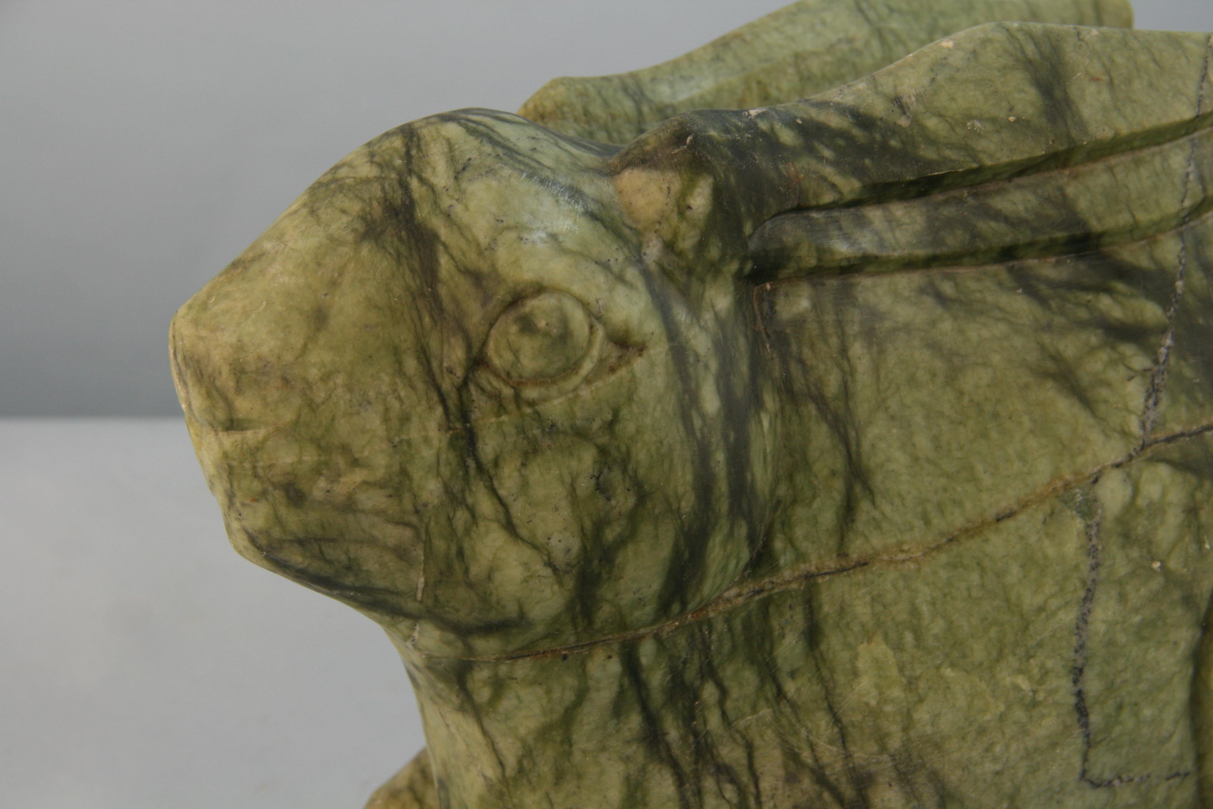 L'année chinoise du lapin 2023  Grande pierre verte sculptée à la main  Lapin  1920's en vente 4