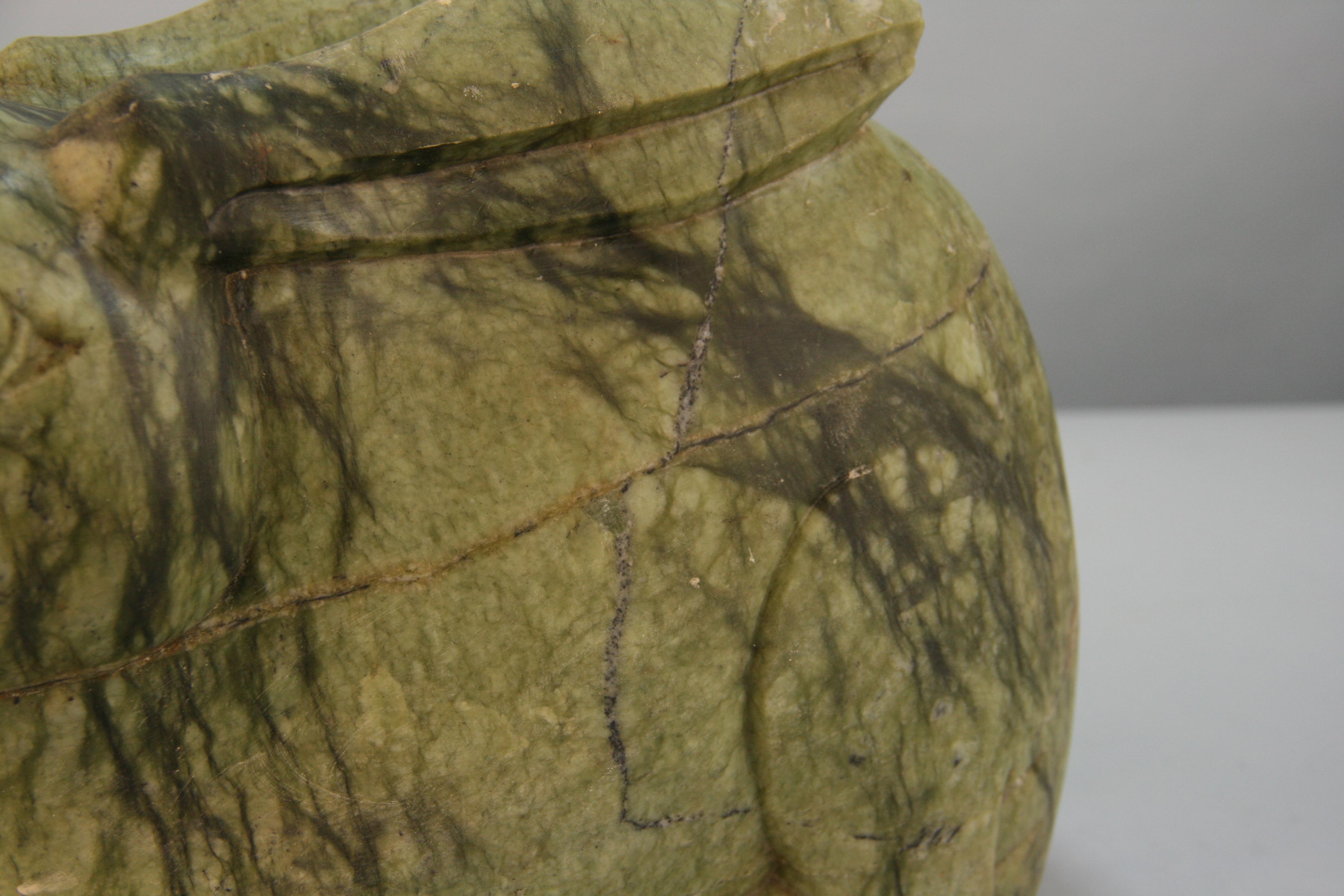 L'année chinoise du lapin 2023  Grande pierre verte sculptée à la main  Lapin  1920's en vente 7