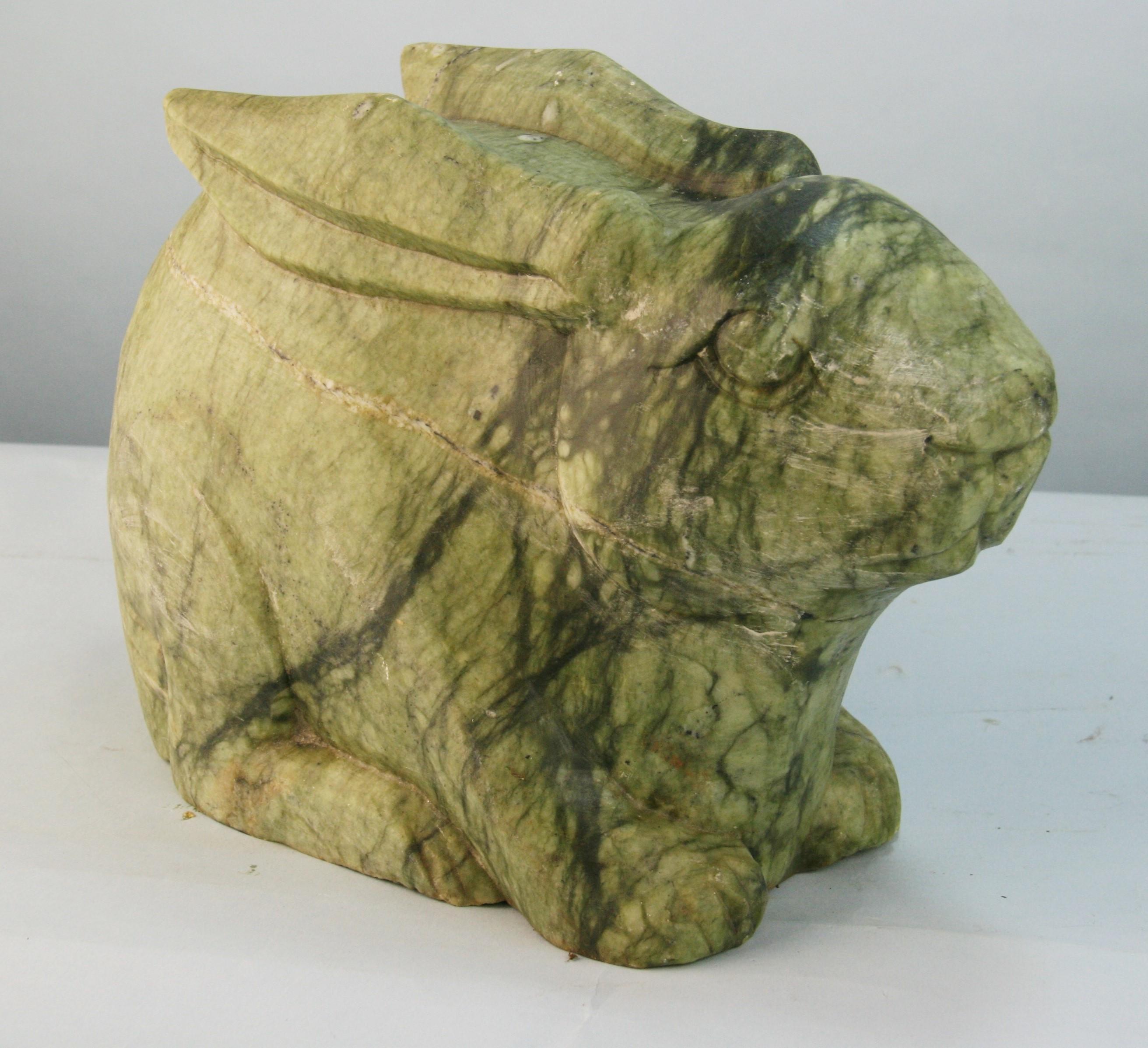 Lapin japonais en pierre verte sculpté à la main
Le lapin pèse 33 livres.