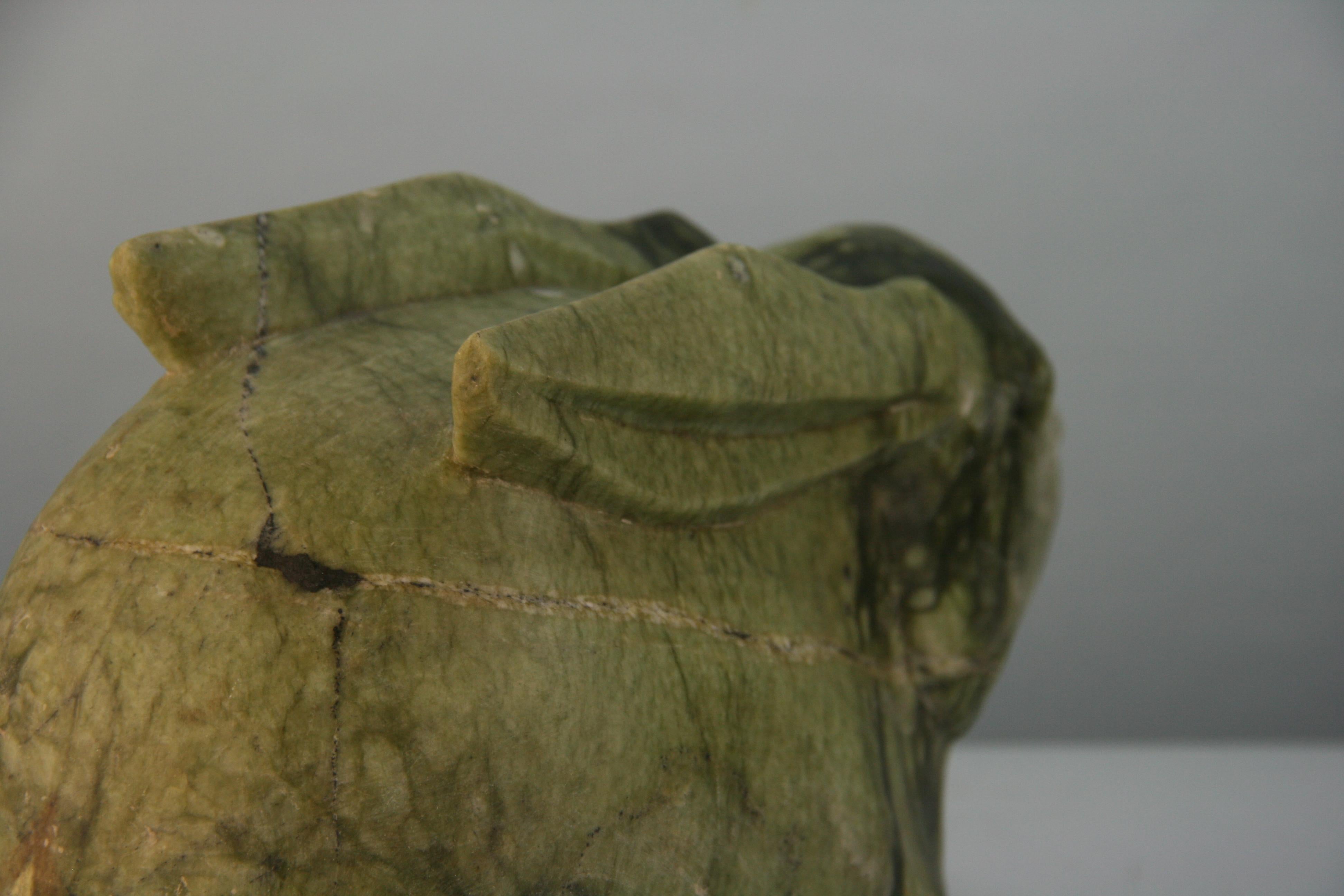 L'année chinoise du lapin 2023  Grande pierre verte sculptée à la main  Lapin  1920's en vente 2