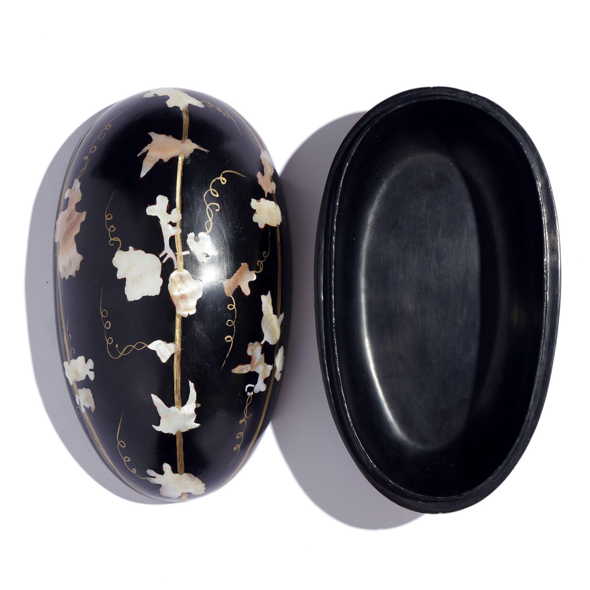 Japanese hand carved melon form black lacquered box For Sale 6