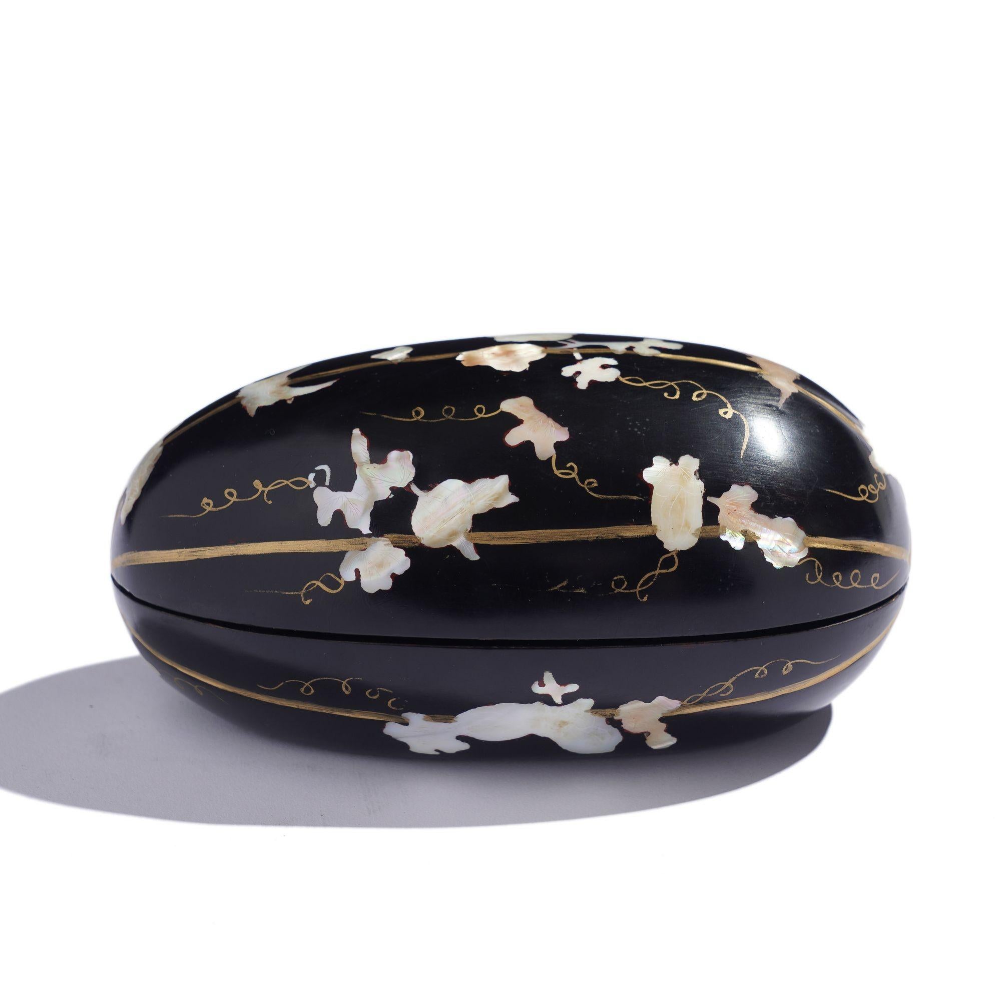 Japanese hand carved melon form black lacquered box In Excellent Condition For Sale In Kenilworth, IL