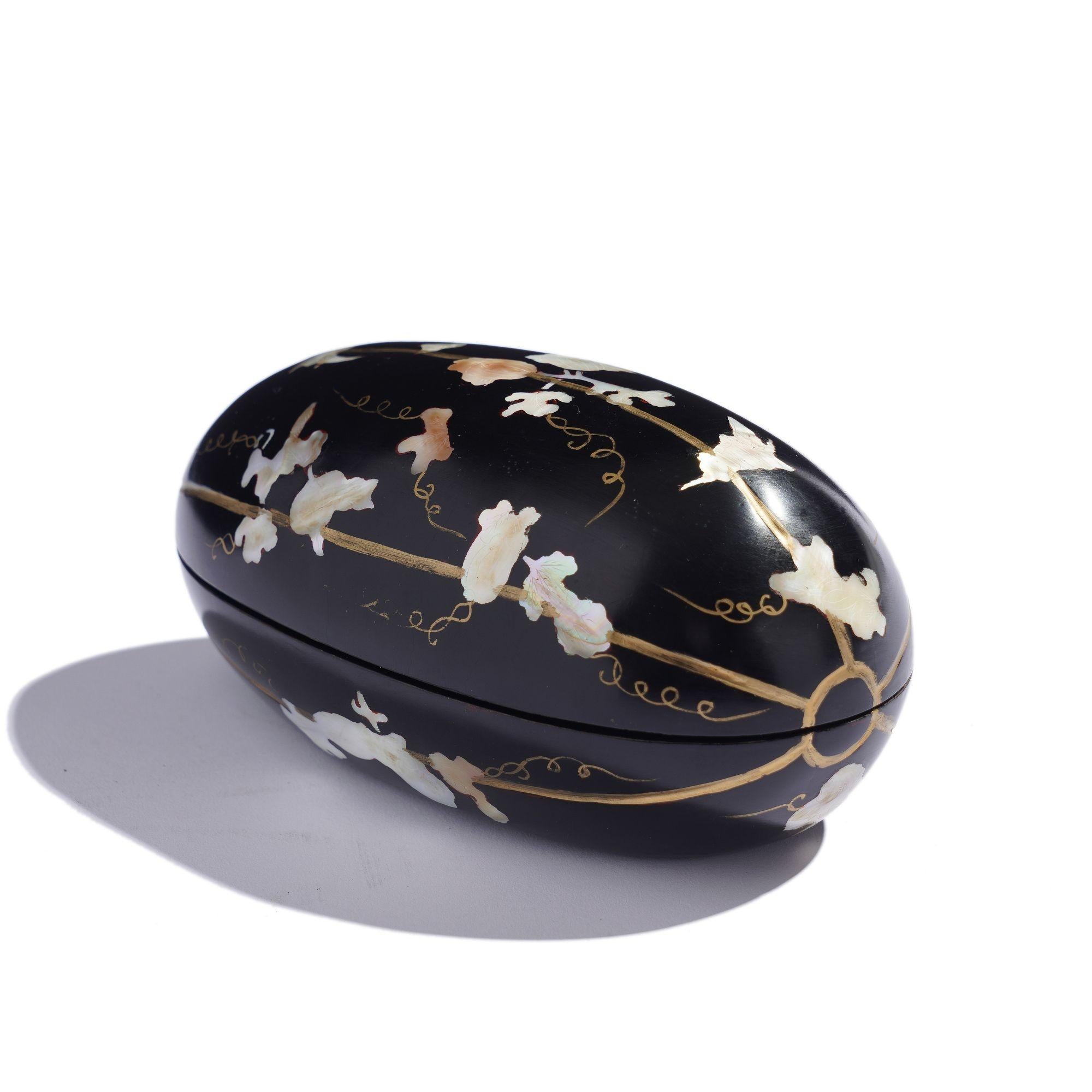 20th Century Japanese hand carved melon form black lacquered box For Sale