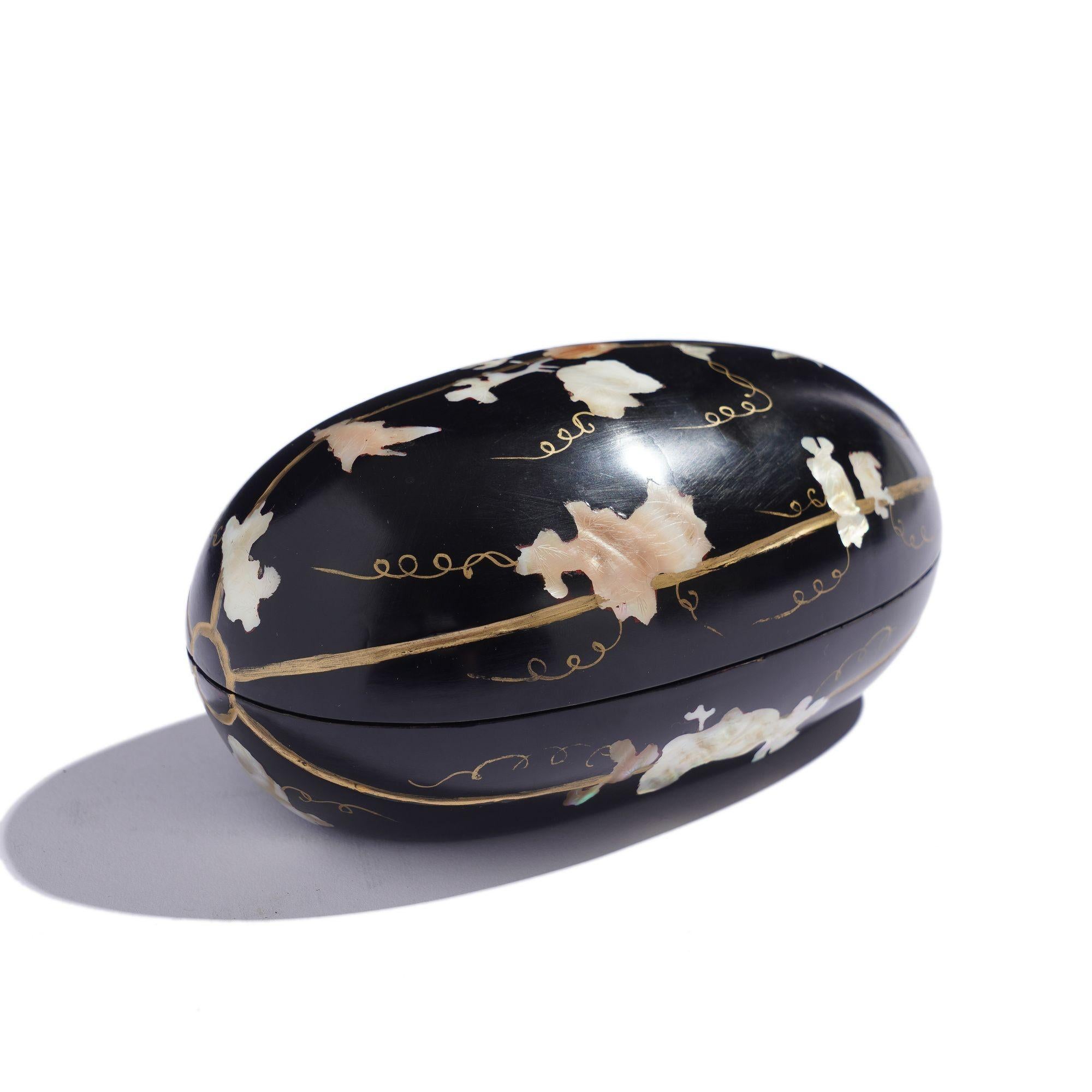Japanese hand carved melon form black lacquered box For Sale 1