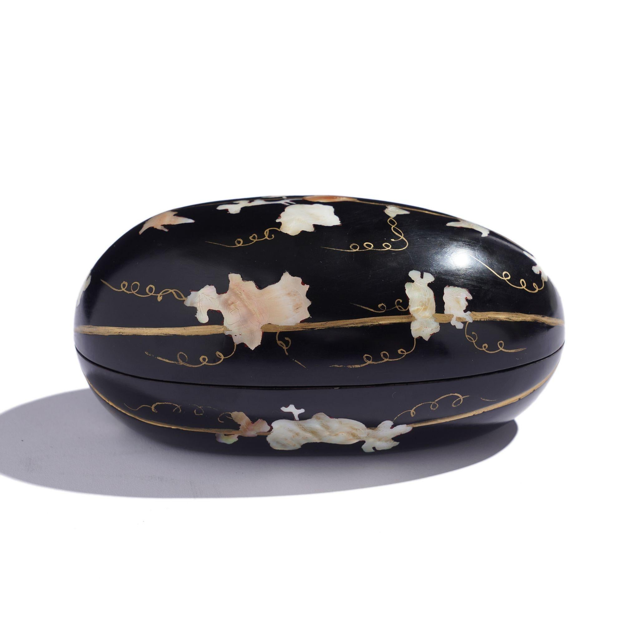 Japanese hand carved melon form black lacquered box For Sale 2