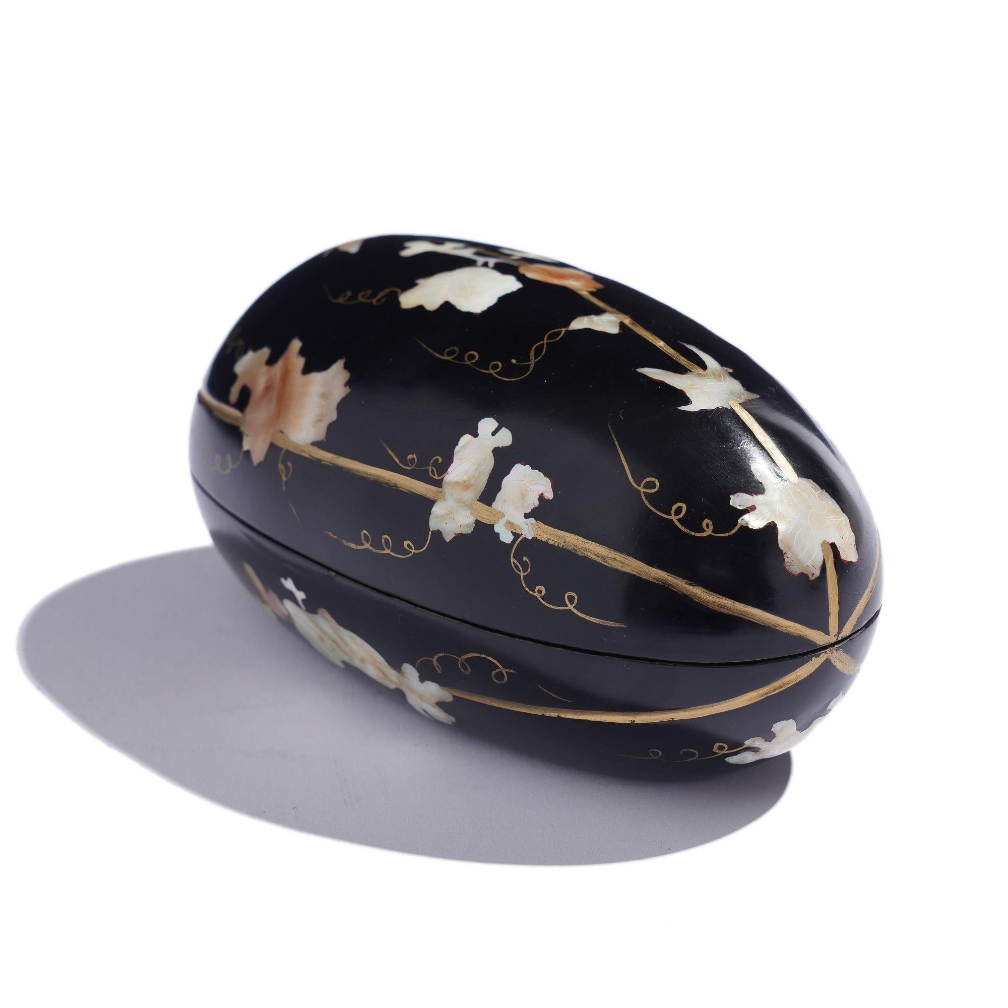 Japanese hand carved melon form black lacquered box For Sale 3