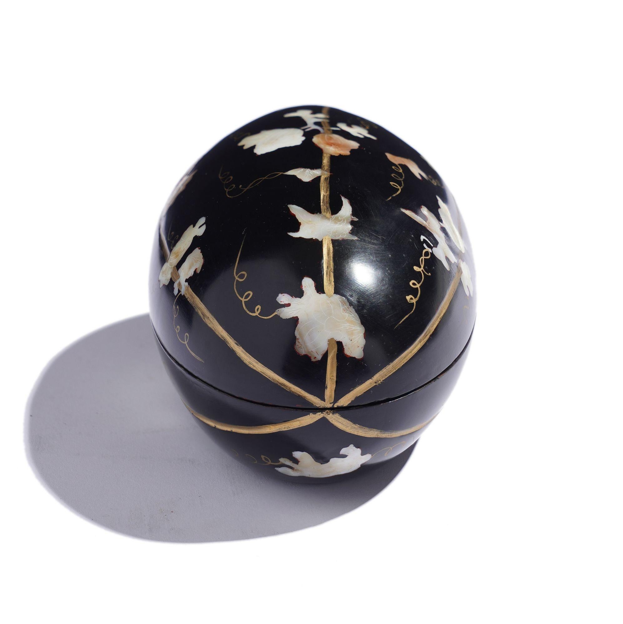 Japanese hand carved melon form black lacquered box For Sale 4