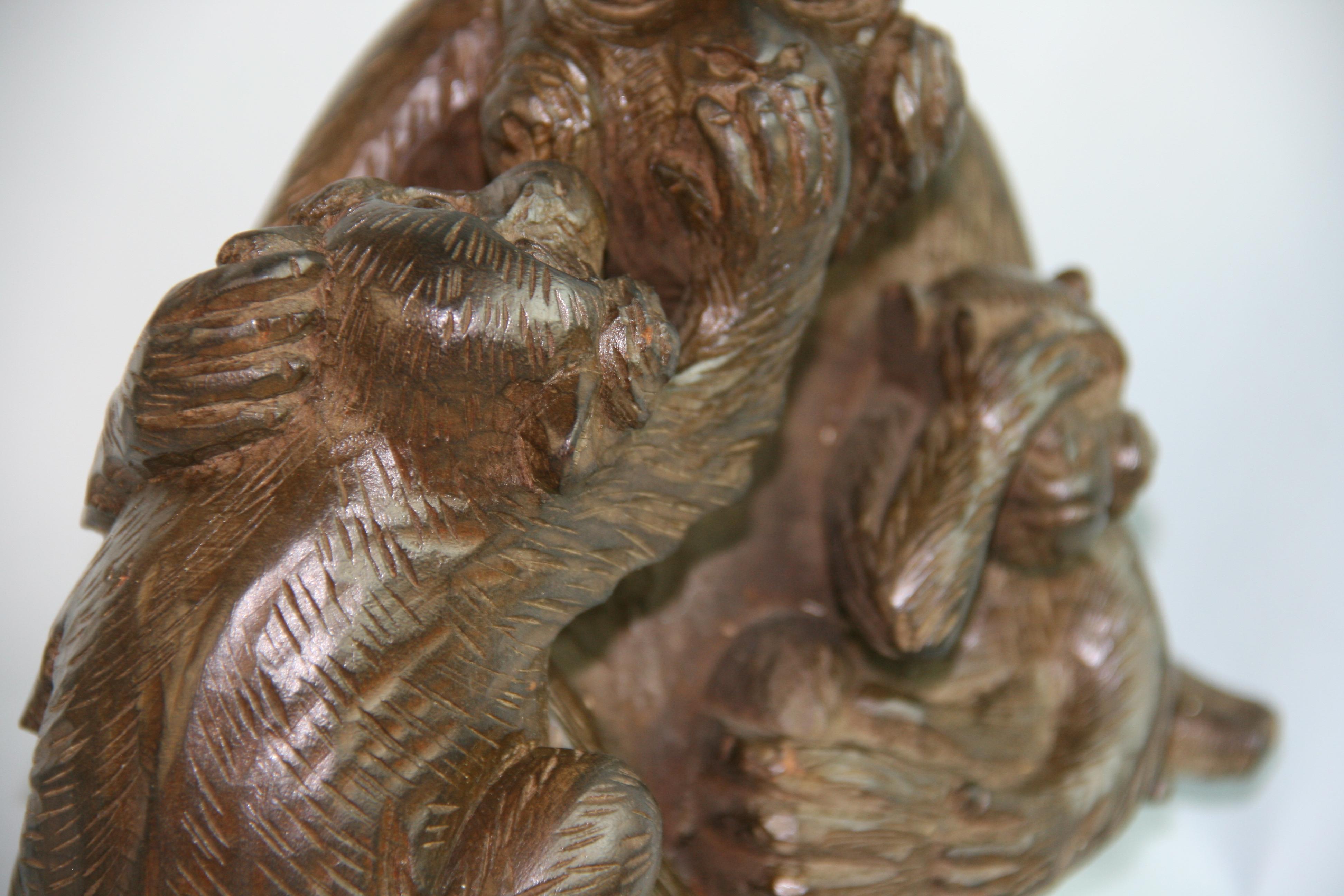 Sculpture japonaise de famille de singes sculptée à la main Hear, See and Speak No Emil en vente 6