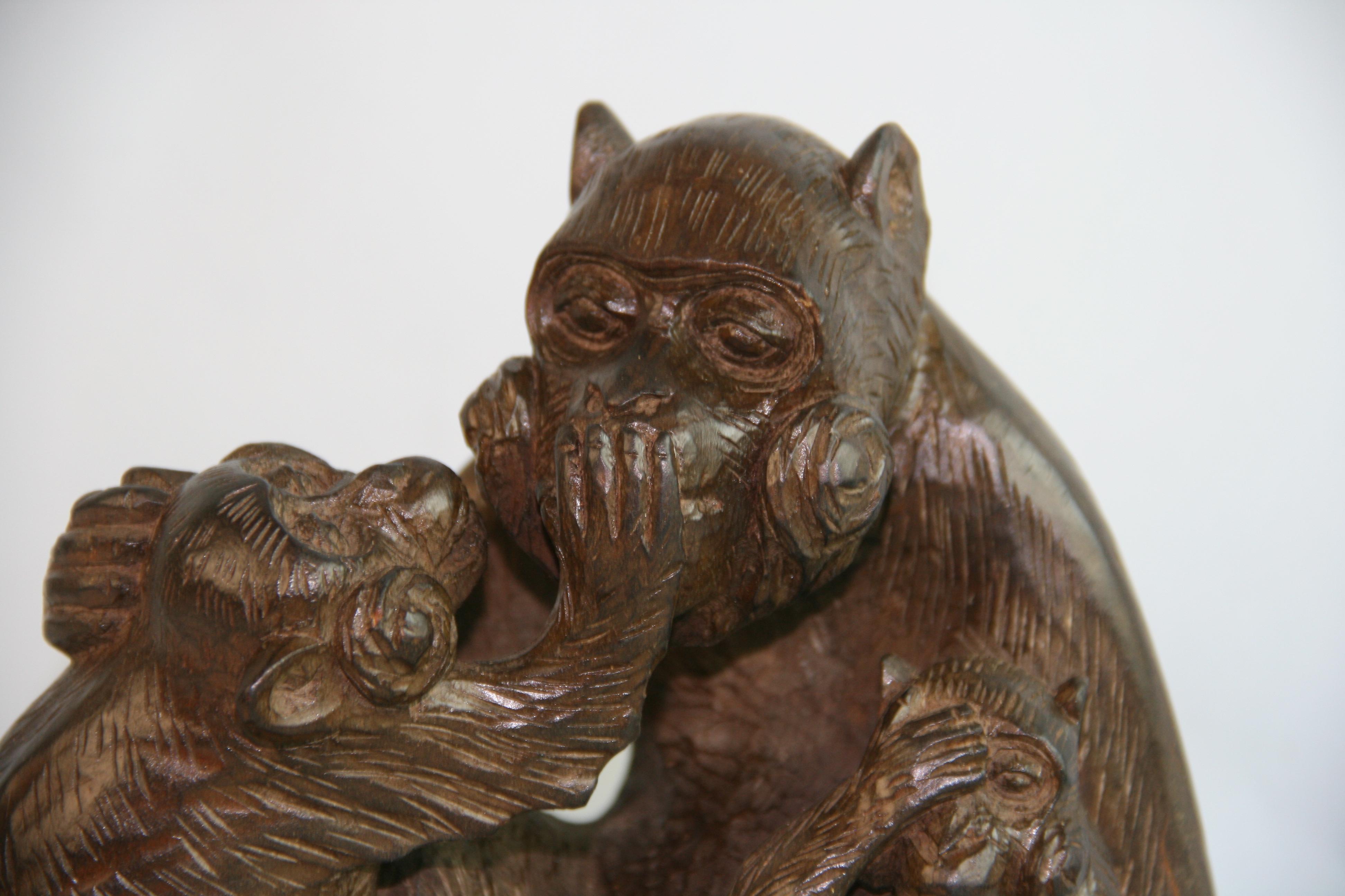 Japanische handgeschnitzte japanische Affen-Familie-Skulptur „Hear,See and Speak No Emil“ (Hartholz) im Angebot
