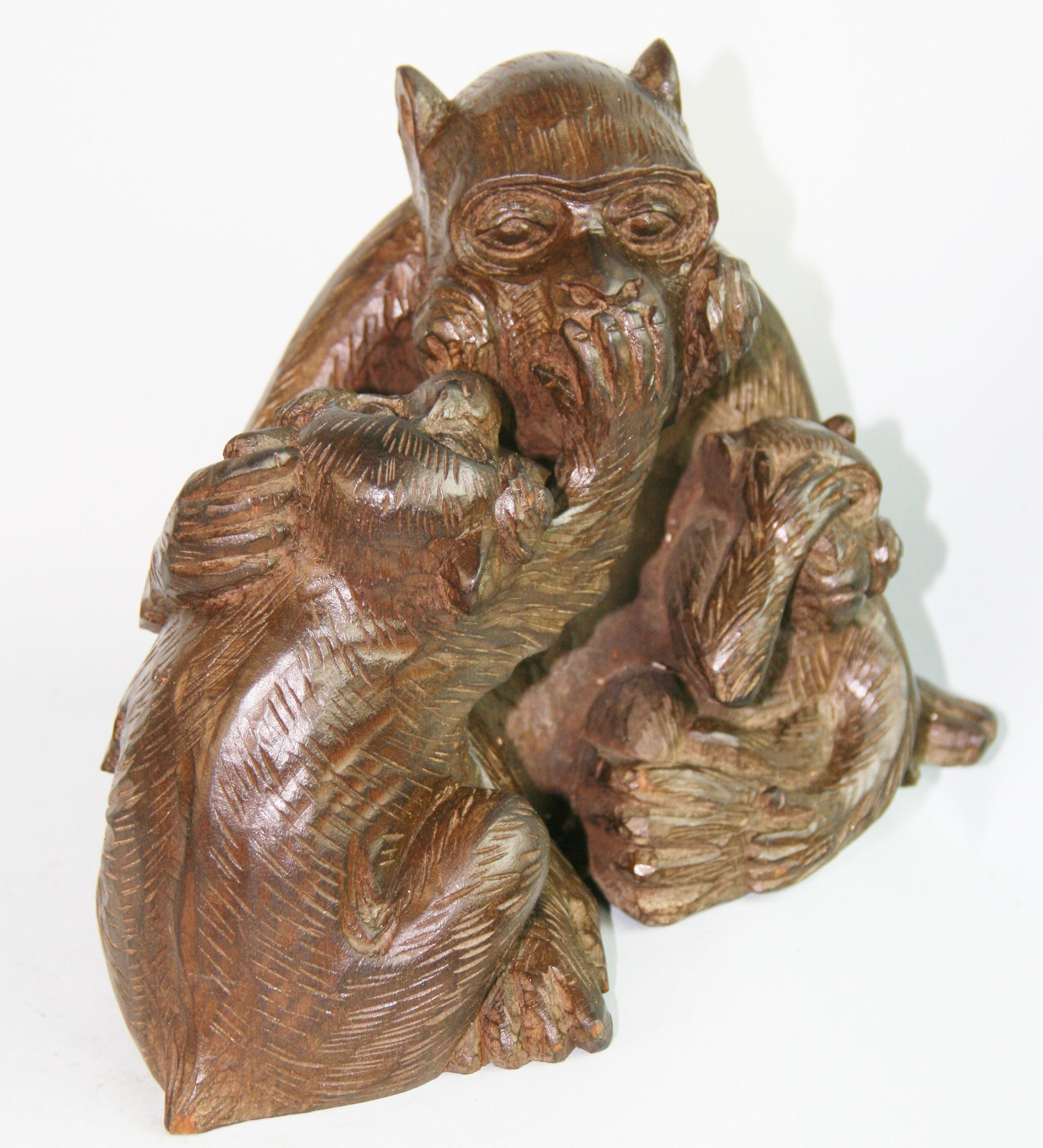 Sculpture japonaise de famille de singes sculptée à la main Hear, See and Speak No Emil en vente 4