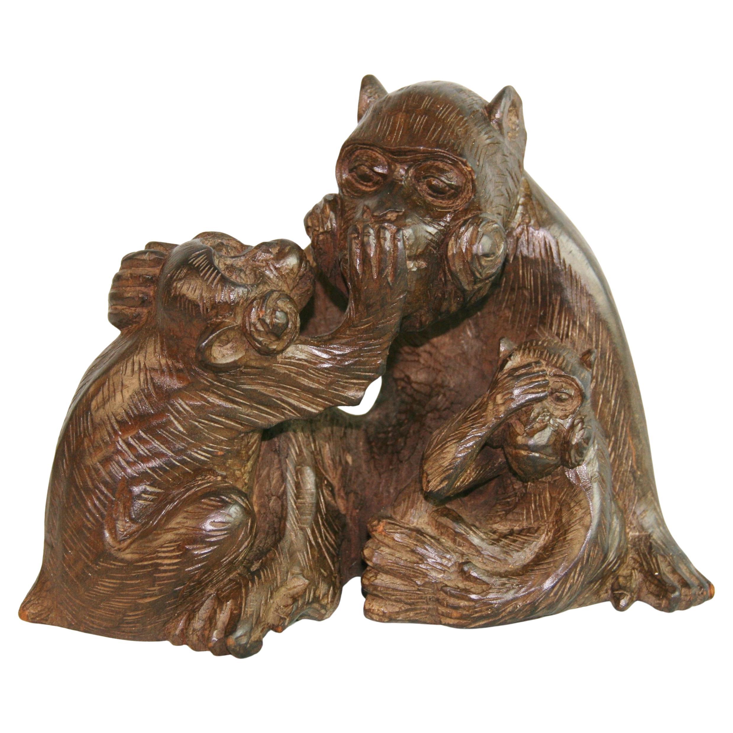 Japanische handgeschnitzte japanische Affen-Familie-Skulptur „Hear,See and Speak No Emil“ (20. Jahrhundert) im Angebot