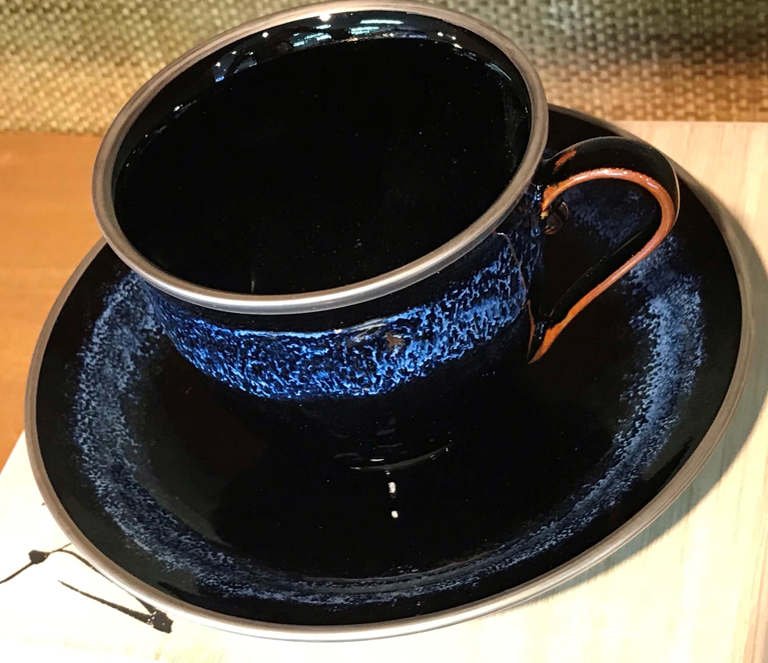 Einzigartige zeitgenössische japanische Tasse und Untertasse aus platinvergoldetem Porzellan, handglasiert in atemberaubendem Blau auf einem wunderschön geformten schwarzen Körper. Ein signiertes Werk aus einer der eindrucksvollsten Sammlungen des