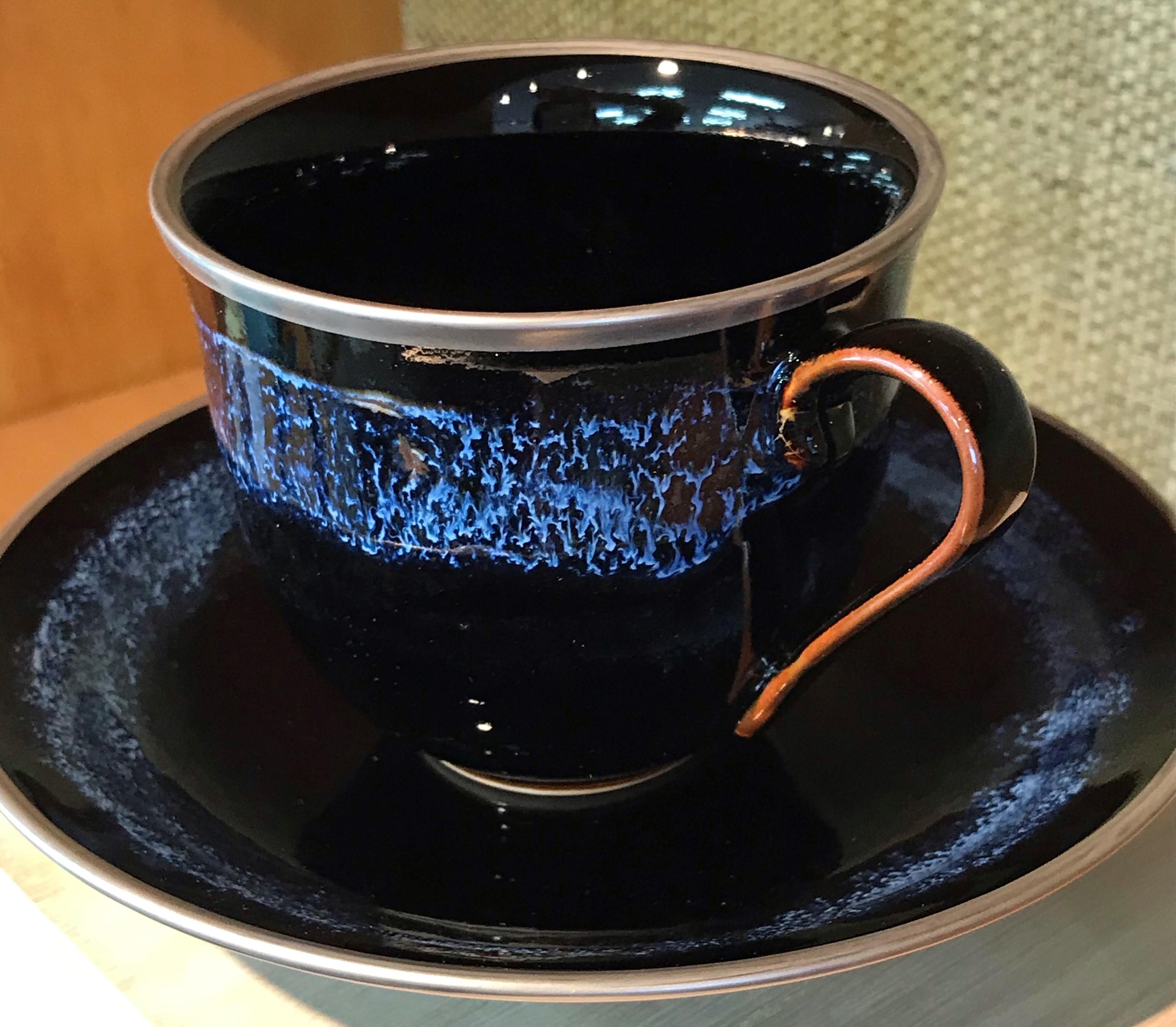 Japanische handglasierte japanische Tasse und Untertasse aus schwarzem Porzellan von zeitgenössischem Meisterkünstler (Vergoldet)