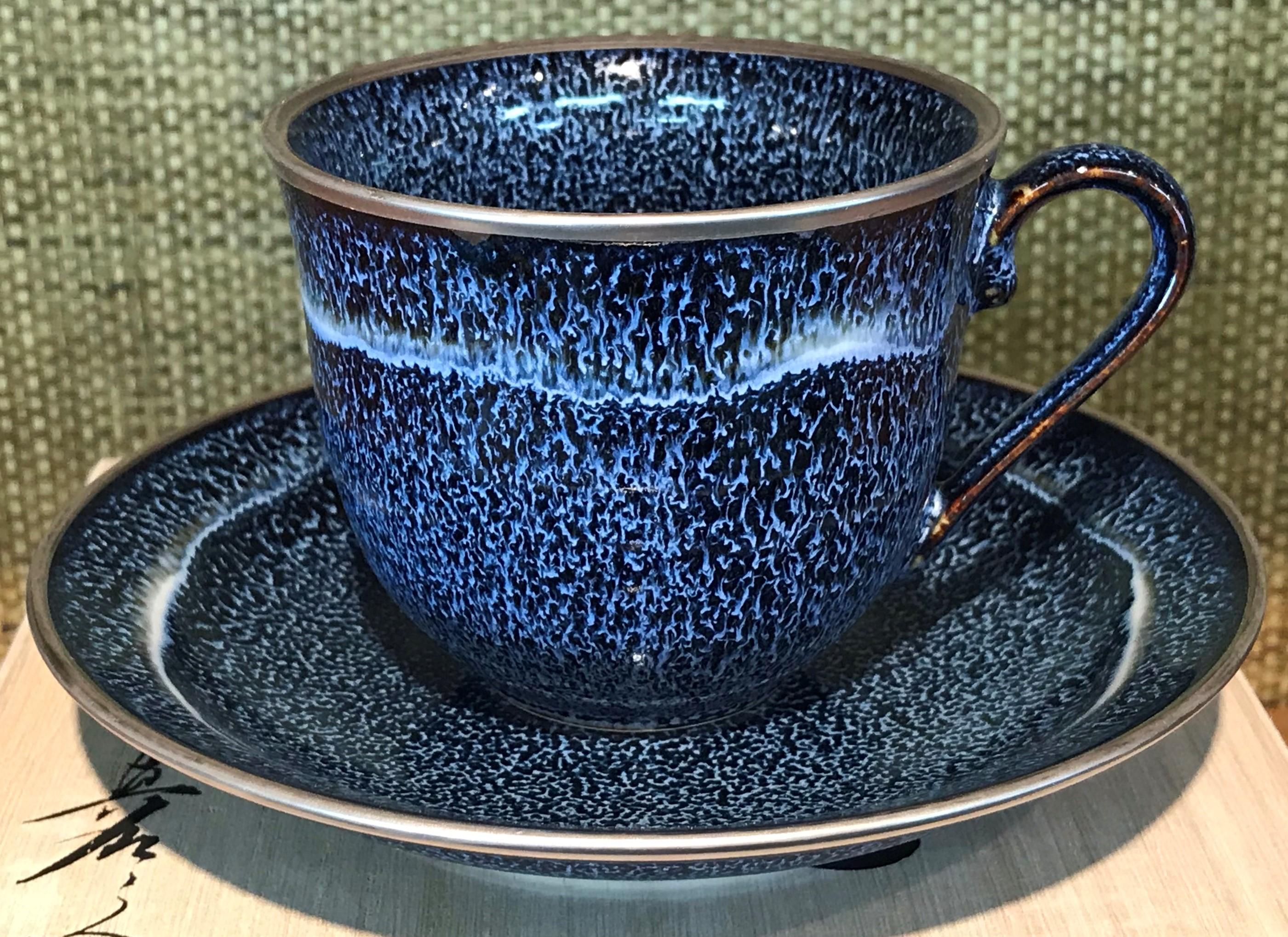 Japanische handglasierte japanische Tasse und Untertasse aus schwarzem Porzellan von zeitgenössischem Meisterkünstler 1