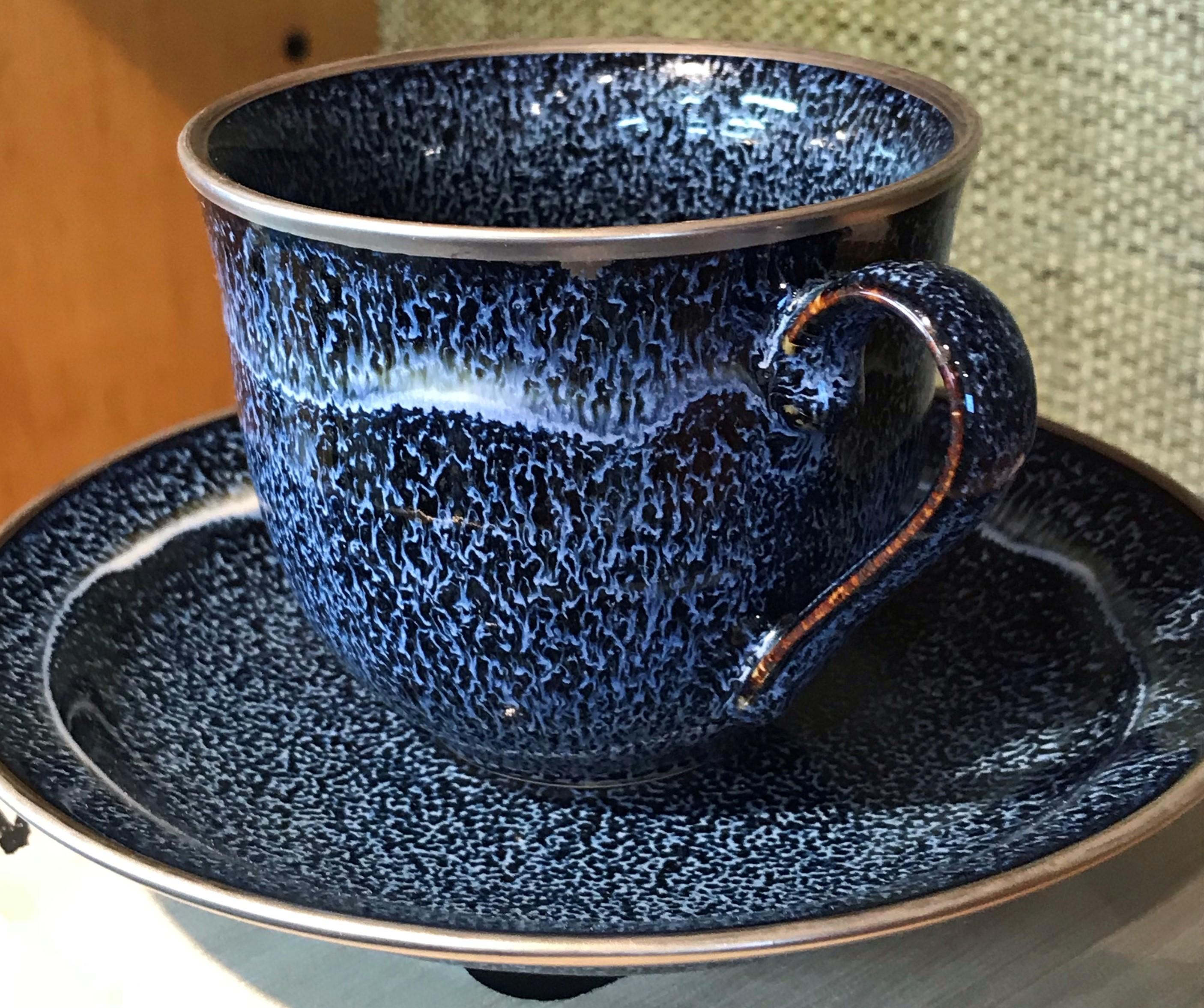 Unique Japanese contemporary platinum-gilded signed porcelain cup and saucer, hand-glazed in stunning signature blue on a beautifully shaped body in black, a signed work from one of the most striking collections by highly acclaimed award-winning