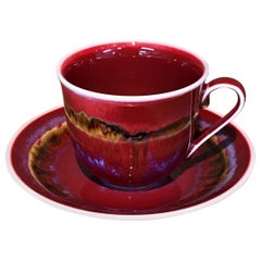 Japanische handglasierte japanische Tasse und Untertasse aus rot-schwarzem Porzellan von Meisterkünstler, 2018