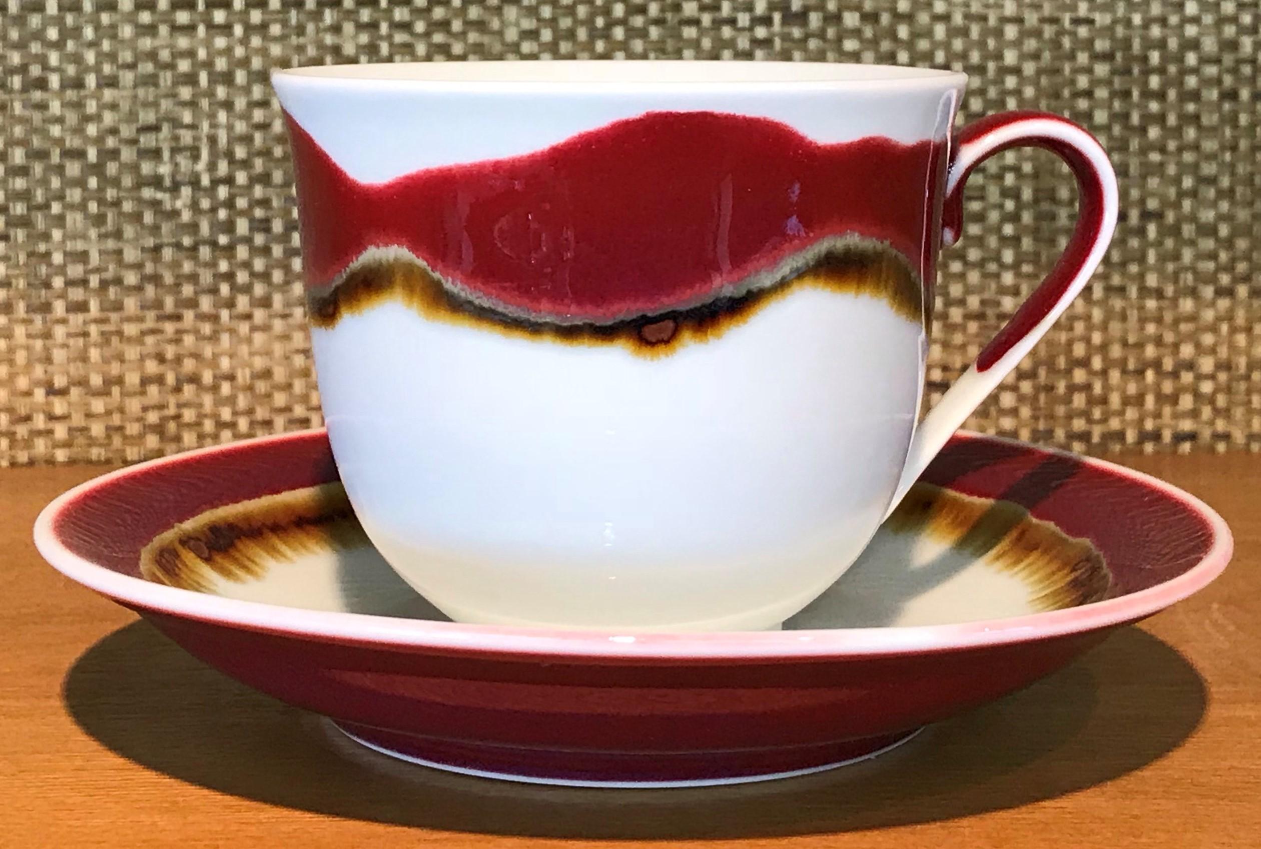 Japanese Contemporary Hand-Glazed Red Porcelain Cup and Saucer by Master Artist In New Condition In Takarazuka, JP