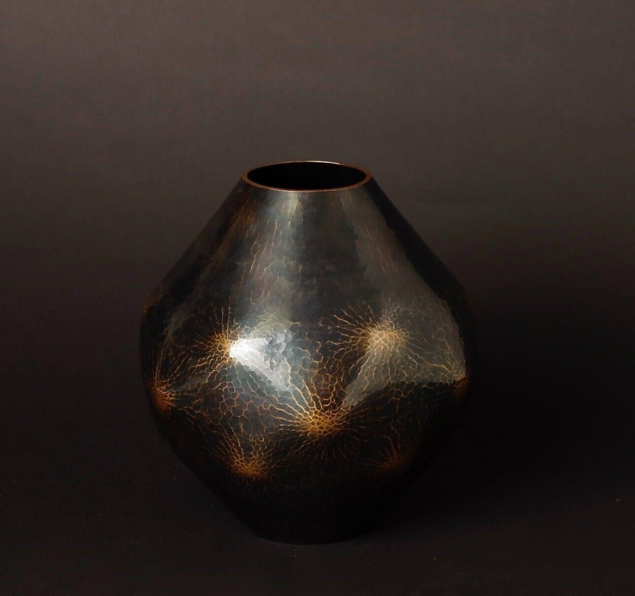 Precioso jarrón Gyokusendou de cobre martillado a mano

Gyokusendo Tsuiki Copperware es una artesanía tradicional japonesa . 

Se originó en la ciudad de Tsubame, Prefectura de Niigata, con una historia de más de 200 años.  Tsuiki Es una técnica de