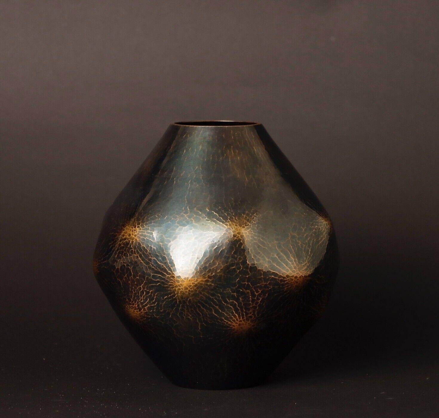 Jarrón japonés de cobre martillado a mano del famoso Gyokusendo Tallado a mano en venta