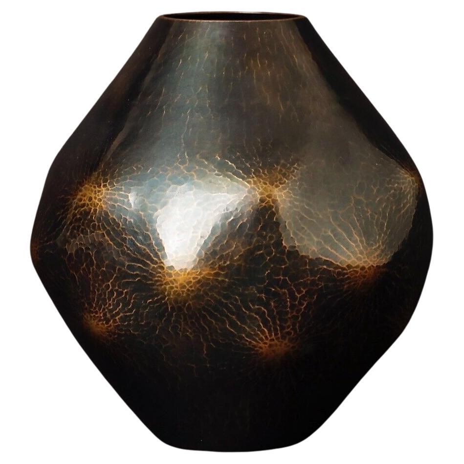 Jarrón japonés de cobre martillado a mano del famoso Gyokusendo en venta