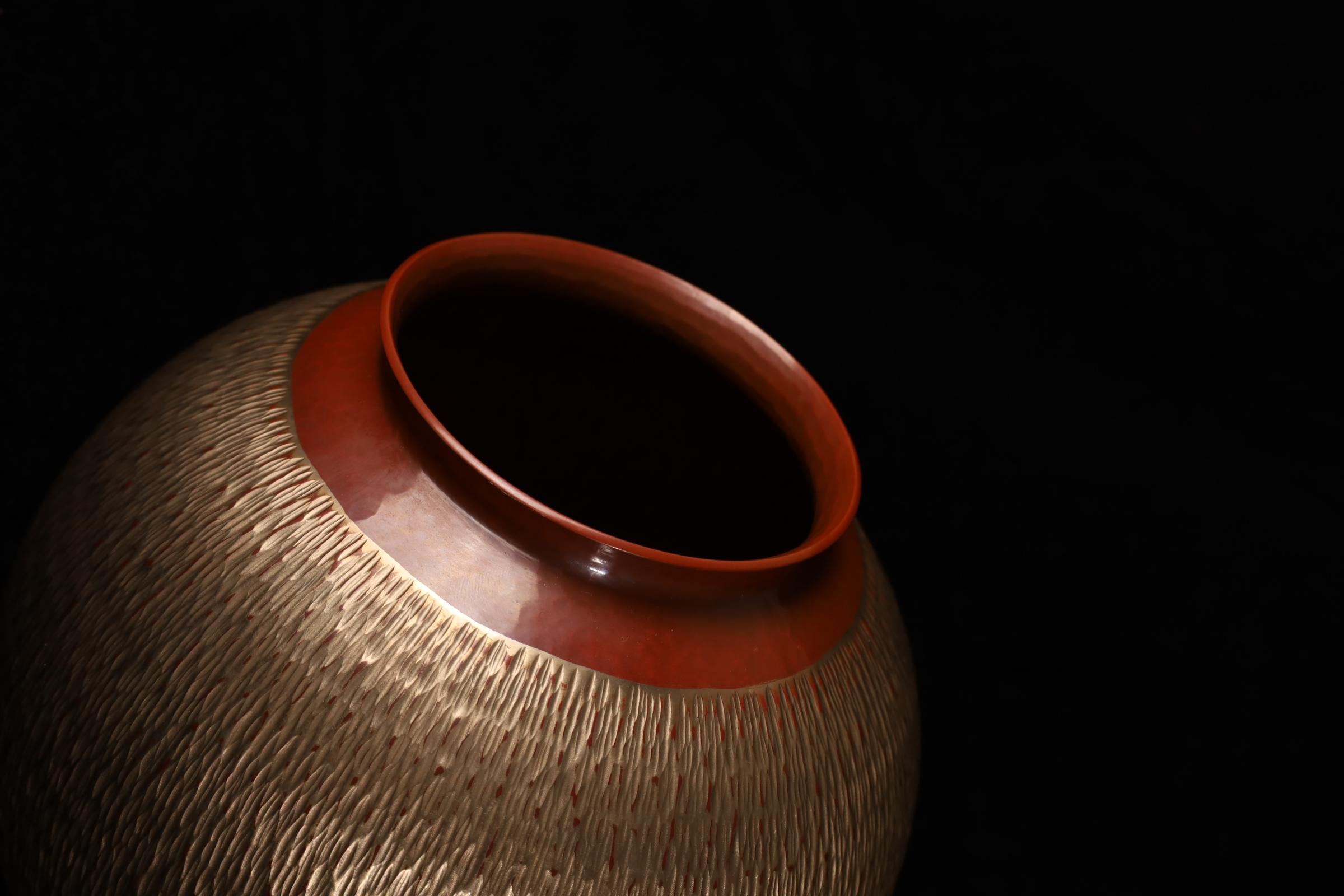 Vaso giapponese in rame martellato a mano di Gyokusendō - Firmato, con Tomobak originale in vendita 2