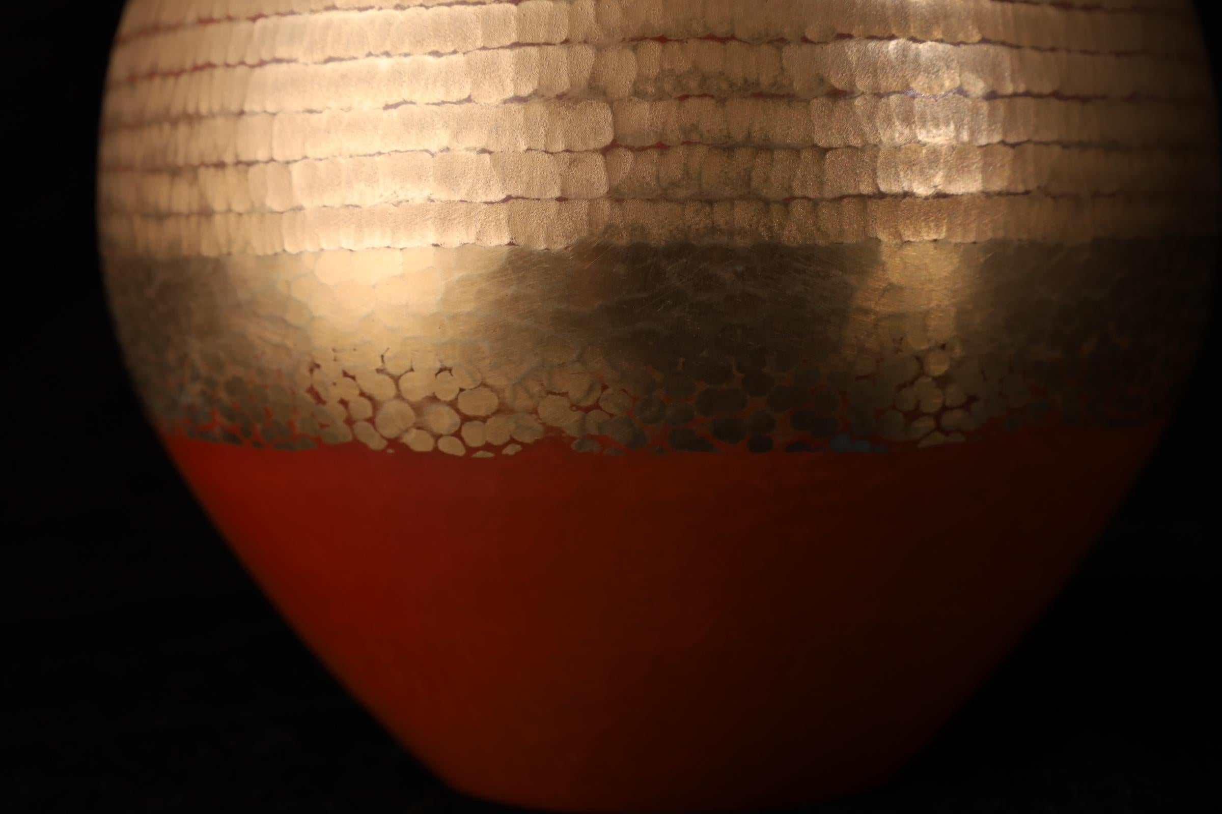 Vase japonais en cuivre martelé à la main par Gyokusendō - Signé, avec Tomobak original en vente 2