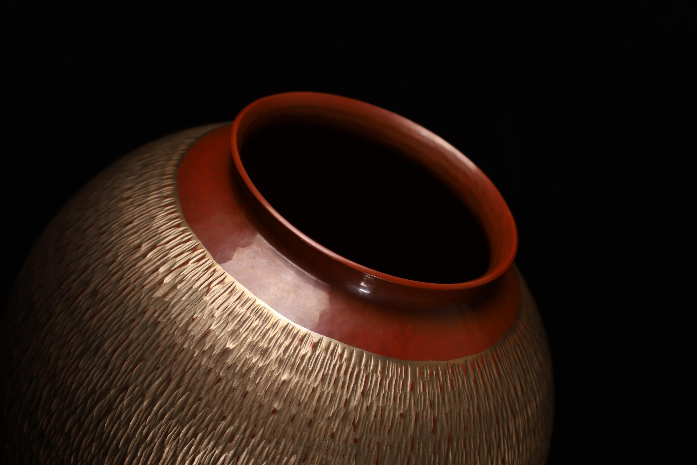 Vaso giapponese in rame martellato a mano di Gyokusendō - Firmato, con Tomobak originale in vendita 3