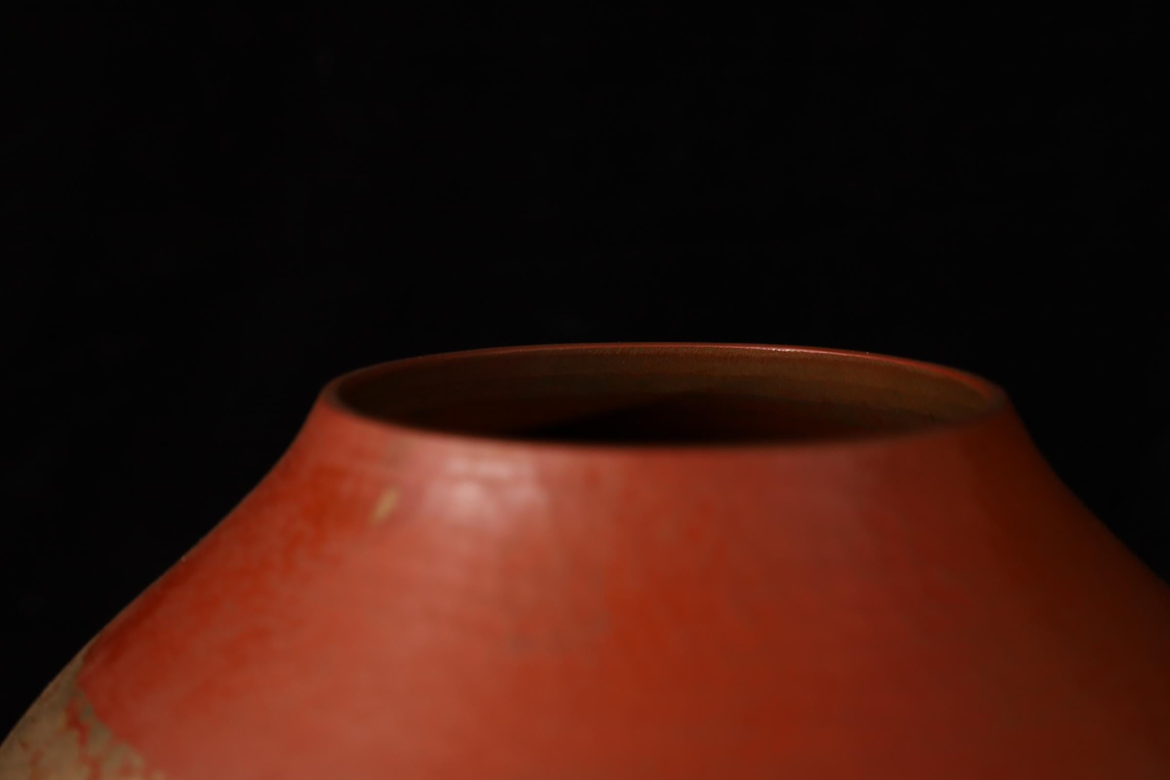 Vase japonais en cuivre martelé à la main par Gyokusendō - Signé, avec Tomobak original en vente 4