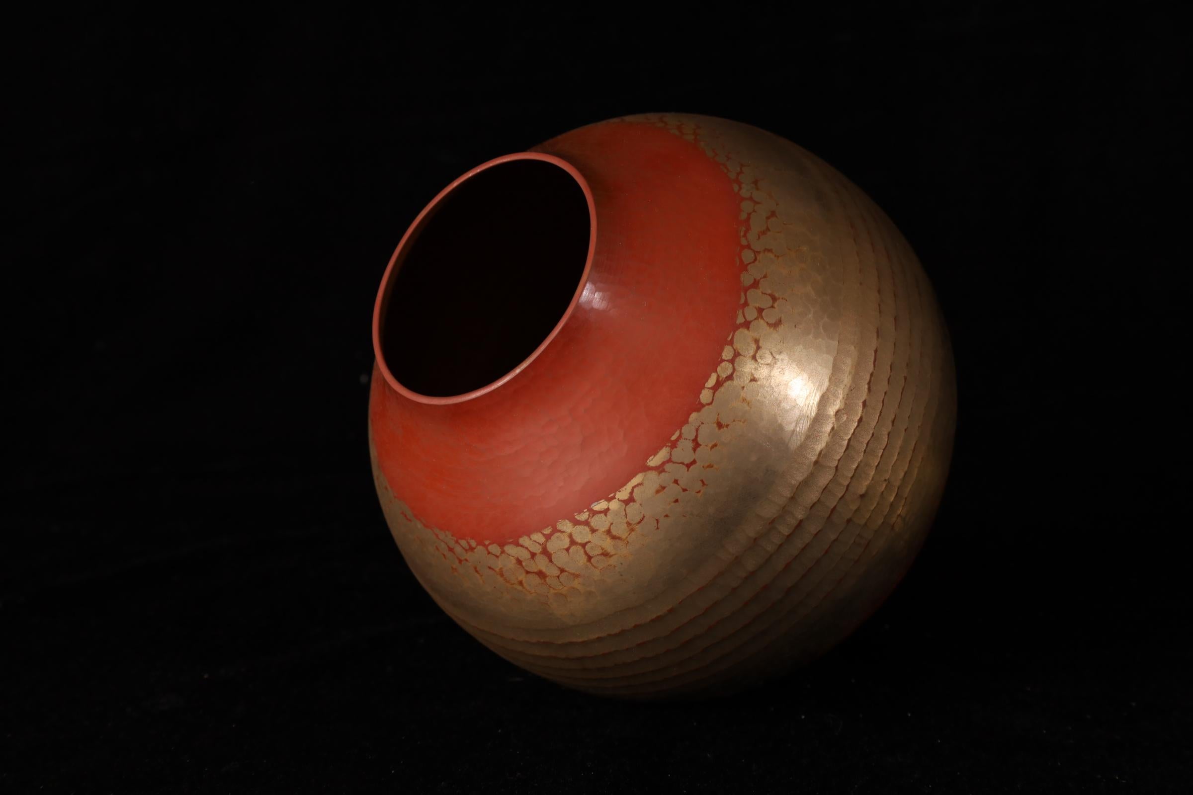Vase japonais en cuivre martelé à la main par Gyokusendō - Signé, avec Tomobak original en vente 5