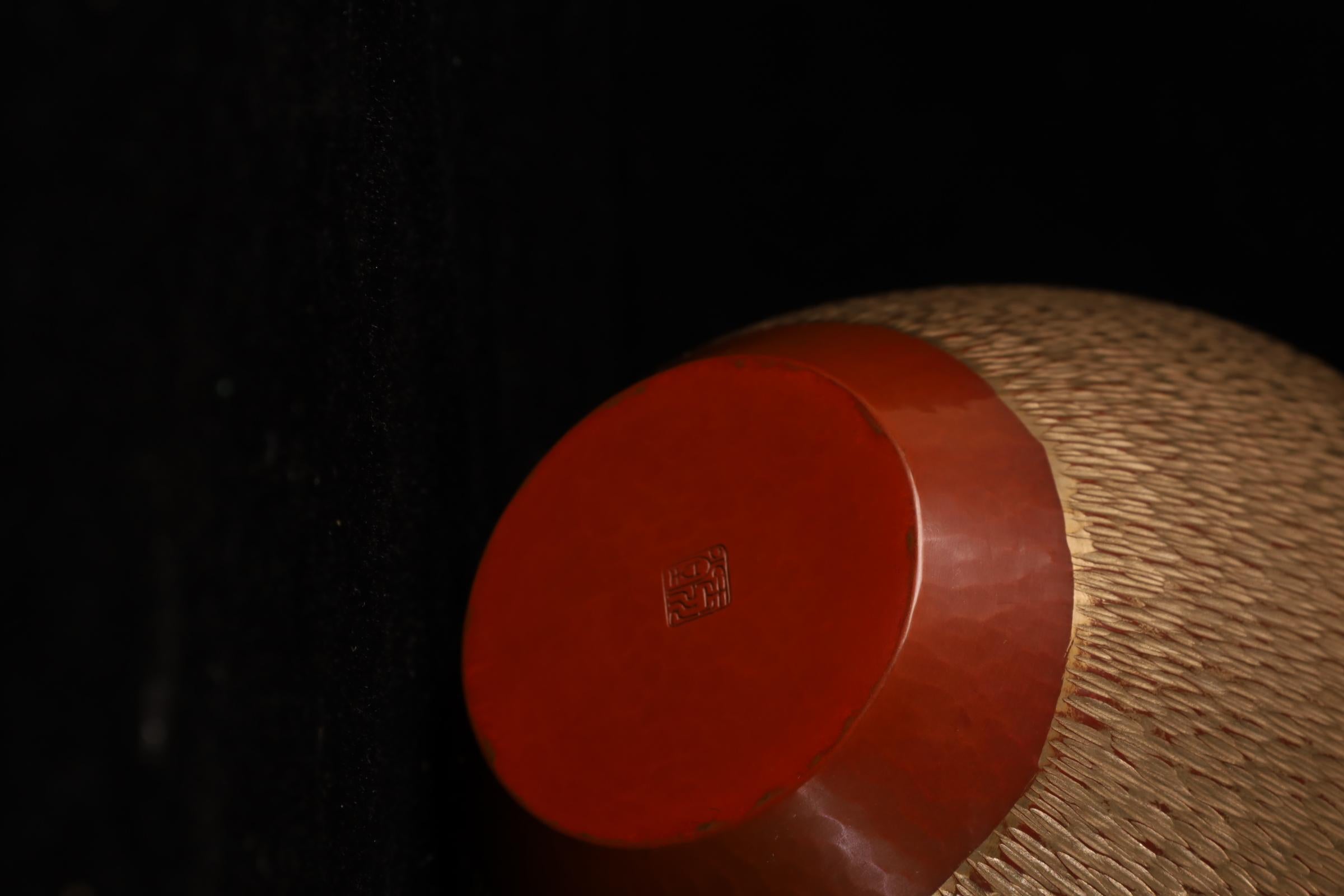 Vaso giapponese in rame martellato a mano di Gyokusendō - Firmato, con Tomobak originale in vendita 6