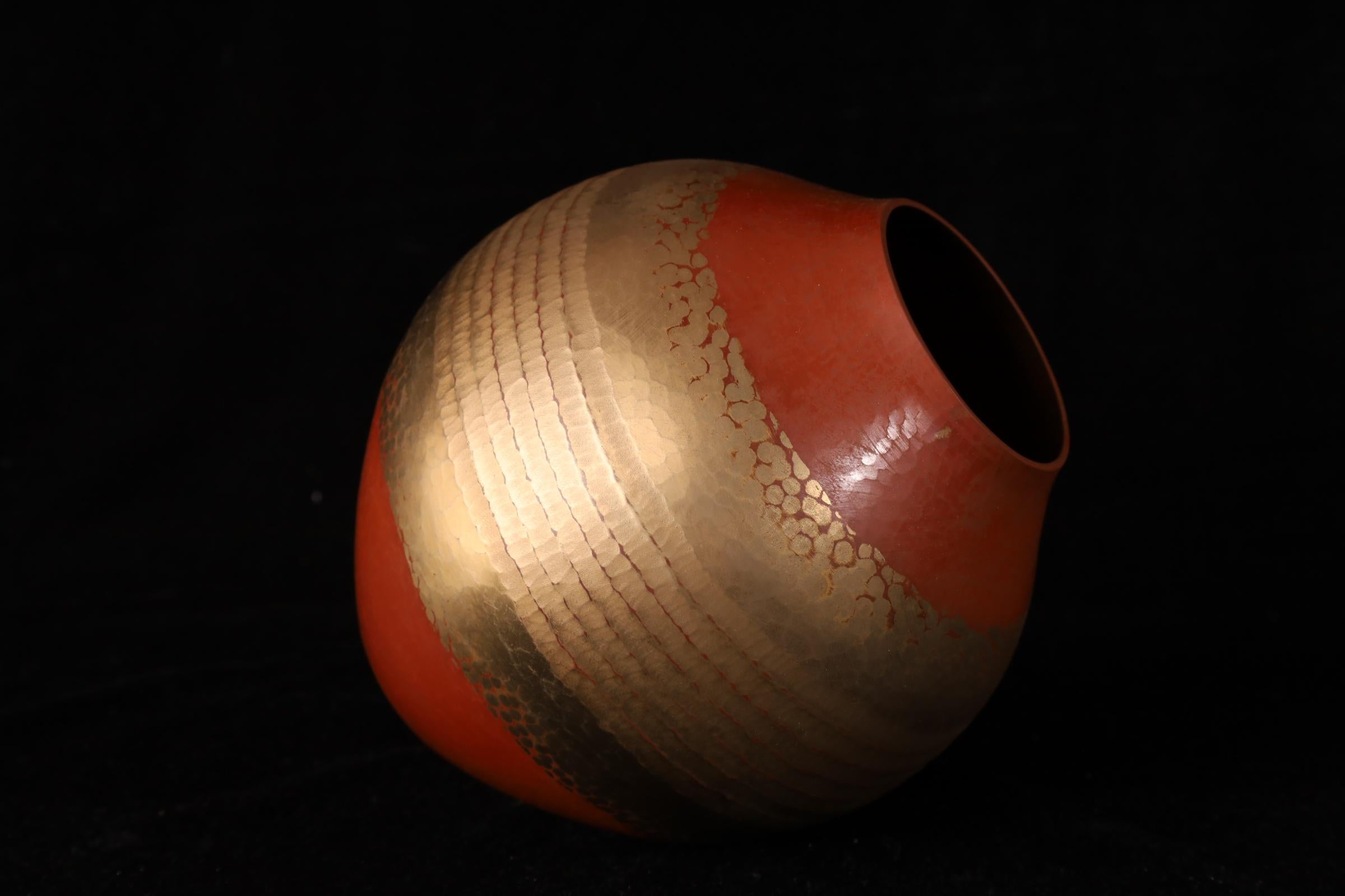 Vase japonais en cuivre martelé à la main par Gyokusendō - Signé, avec Tomobak original en vente 6