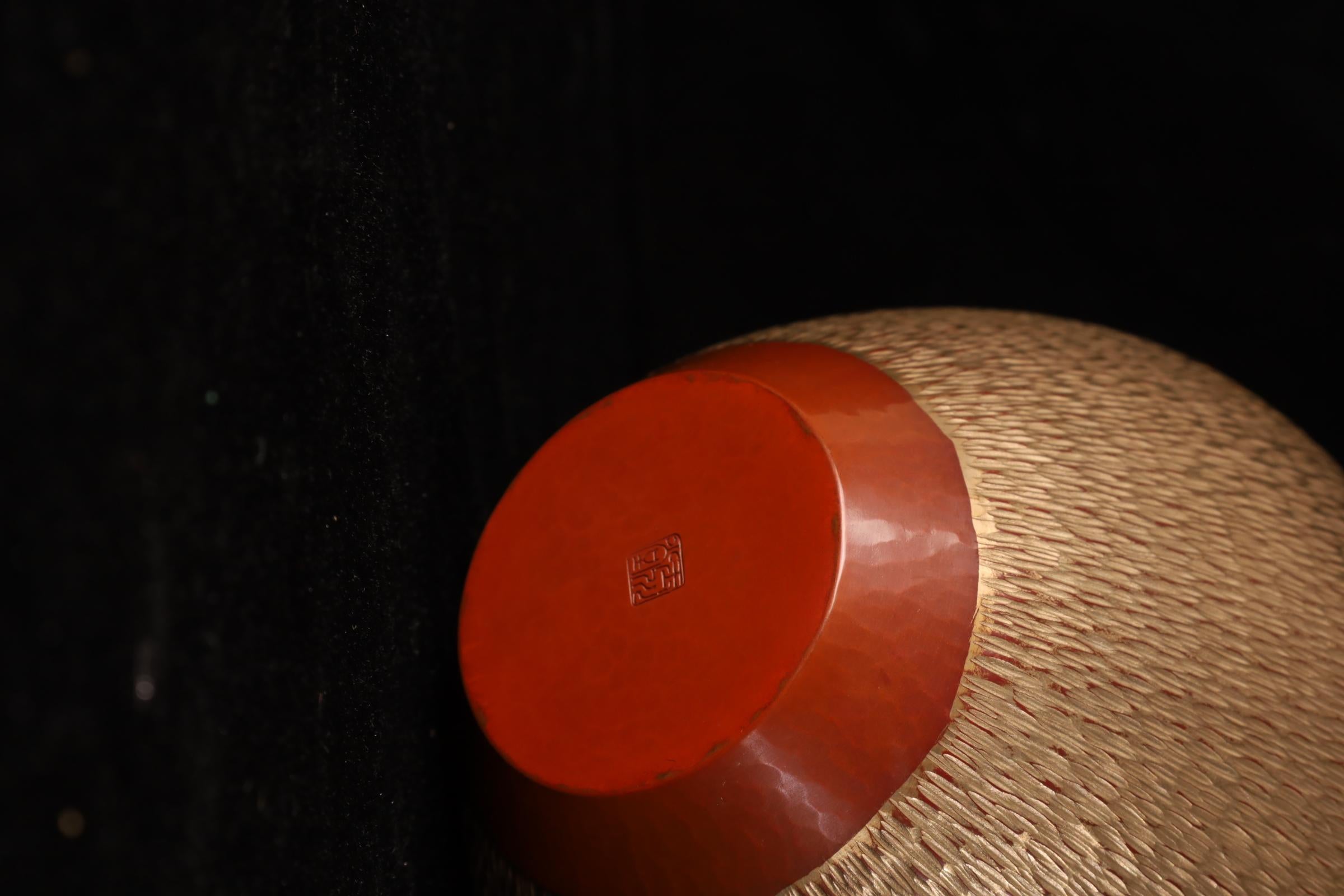 Vaso giapponese in rame martellato a mano di Gyokusendō - Firmato, con Tomobak originale in vendita 7