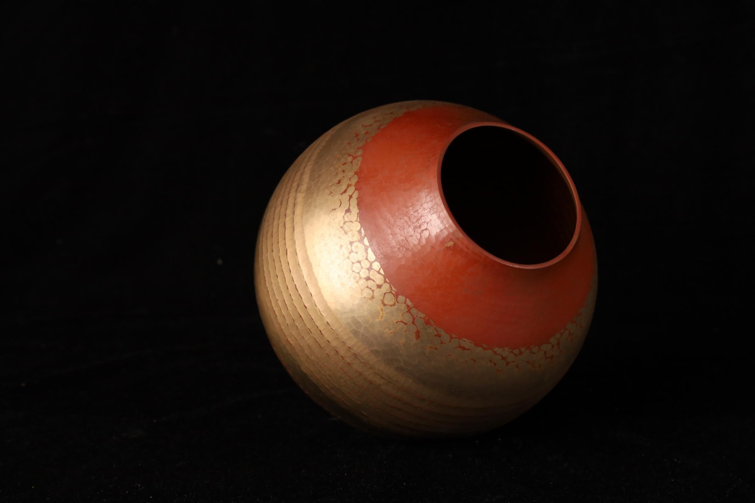 Vase japonais en cuivre martelé à la main par Gyokusendō - Signé, avec Tomobak original en vente 7