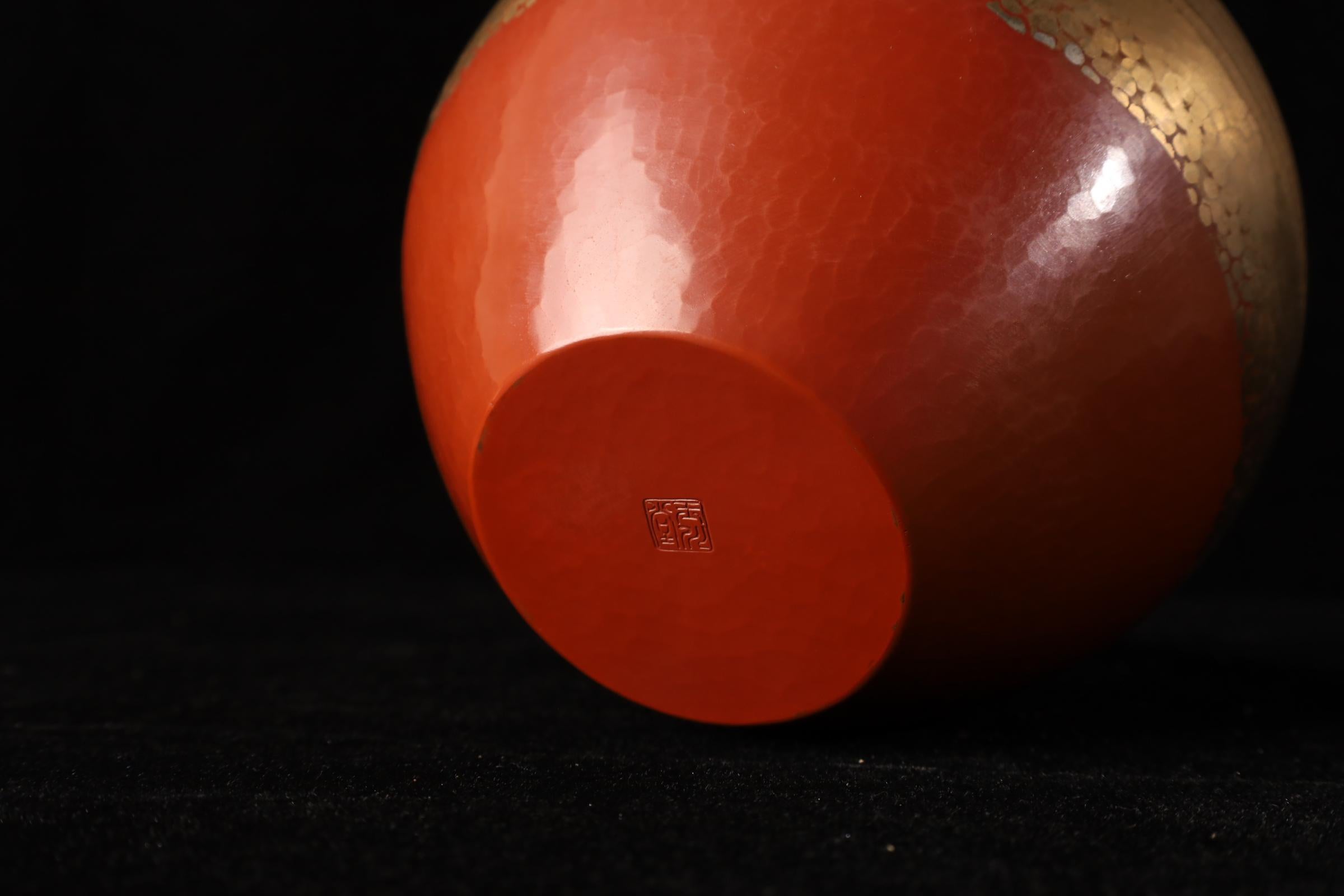 Vase japonais en cuivre martelé à la main par Gyokusendō - Signé, avec Tomobak original en vente 8