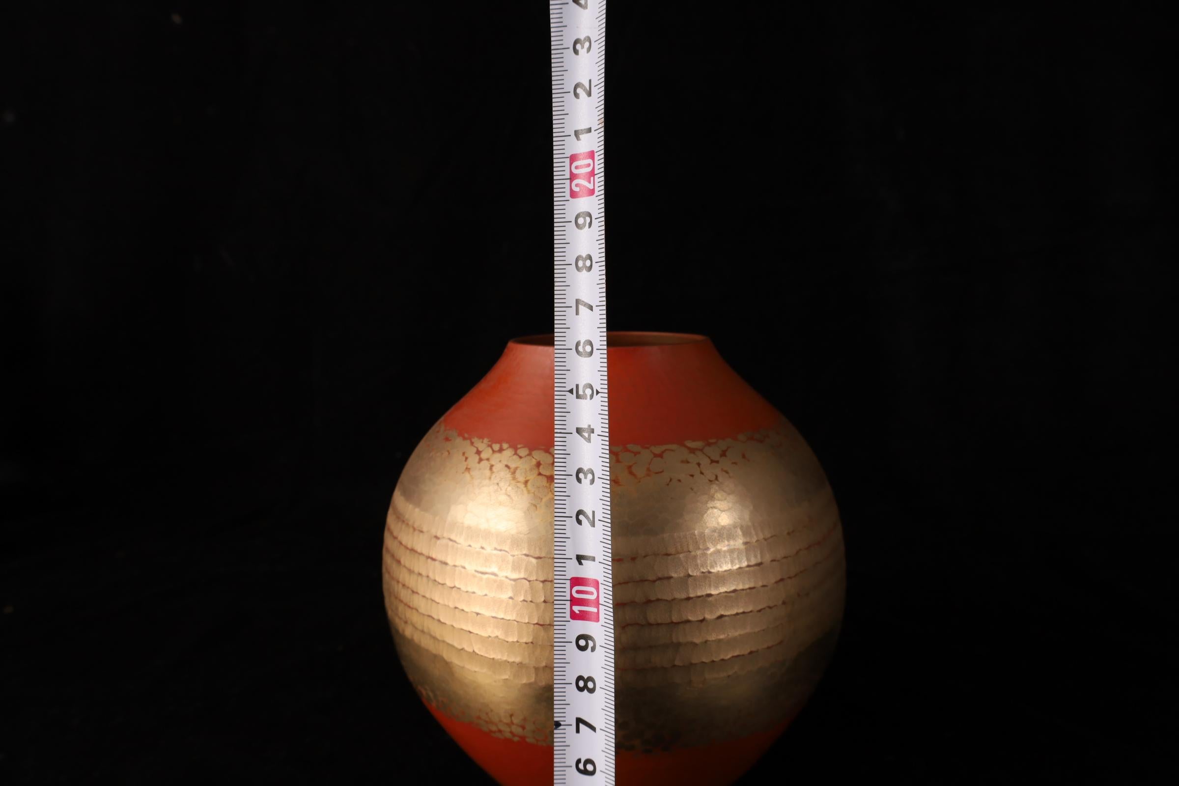 Vase japonais en cuivre martelé à la main par Gyokusendō - Signé, avec Tomobak original en vente 9