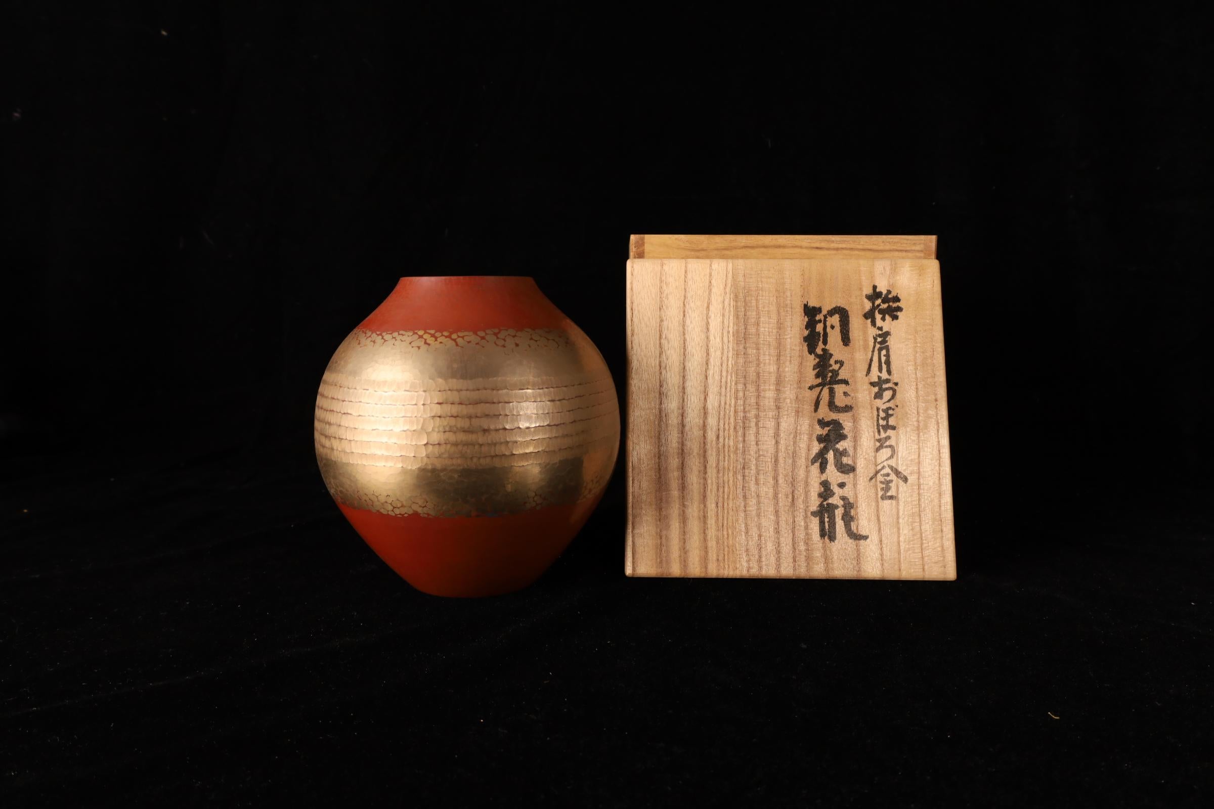 Dimensions : Hauteur 16 cm
Origine : Tsubame, Niigata, Japon
Matériau : Cuivre pur (dōsei)

Un vase en cuivre finement martelé à la main (tsuiki dōsei kabin) réalisé par le célèbre atelier de métallurgie Gyokusendō (玉川堂), célébré pour sa maîtrise