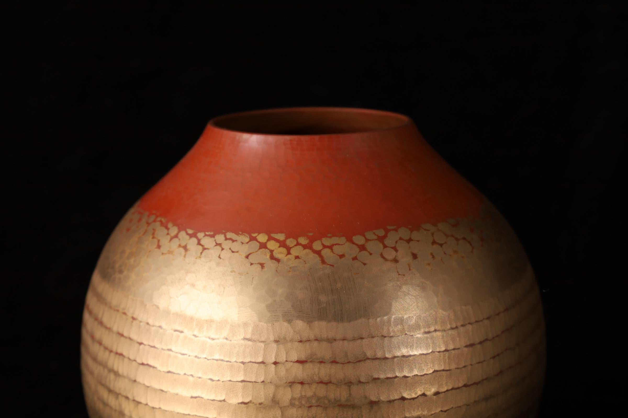 Martelé Vase japonais en cuivre martelé à la main par Gyokusendō - Signé, avec Tomobak original en vente