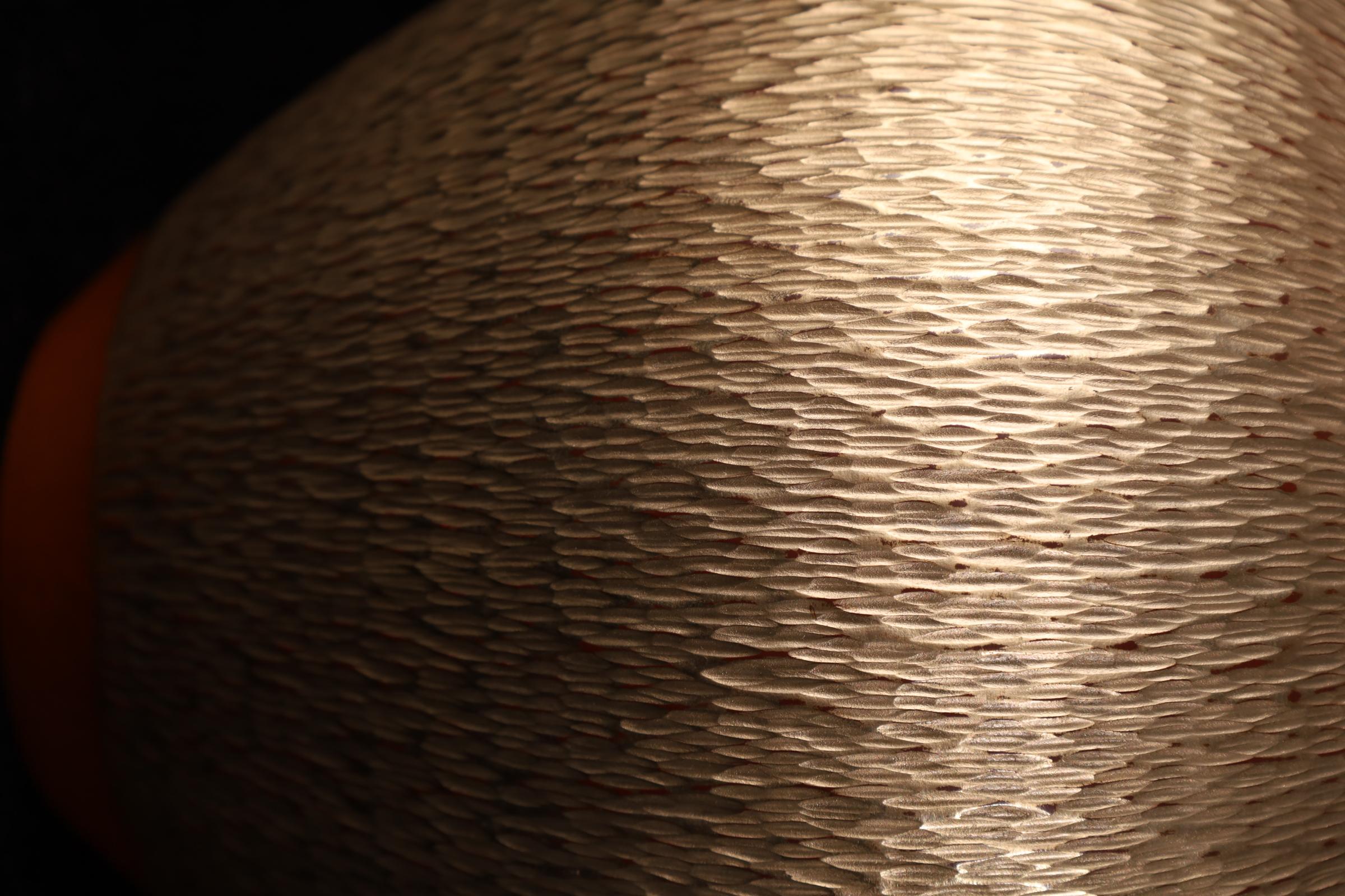 Vaso giapponese in rame martellato a mano di Gyokusendō - Firmato, con Tomobak originale In condizioni buone in vendita a Fukuoka, JP