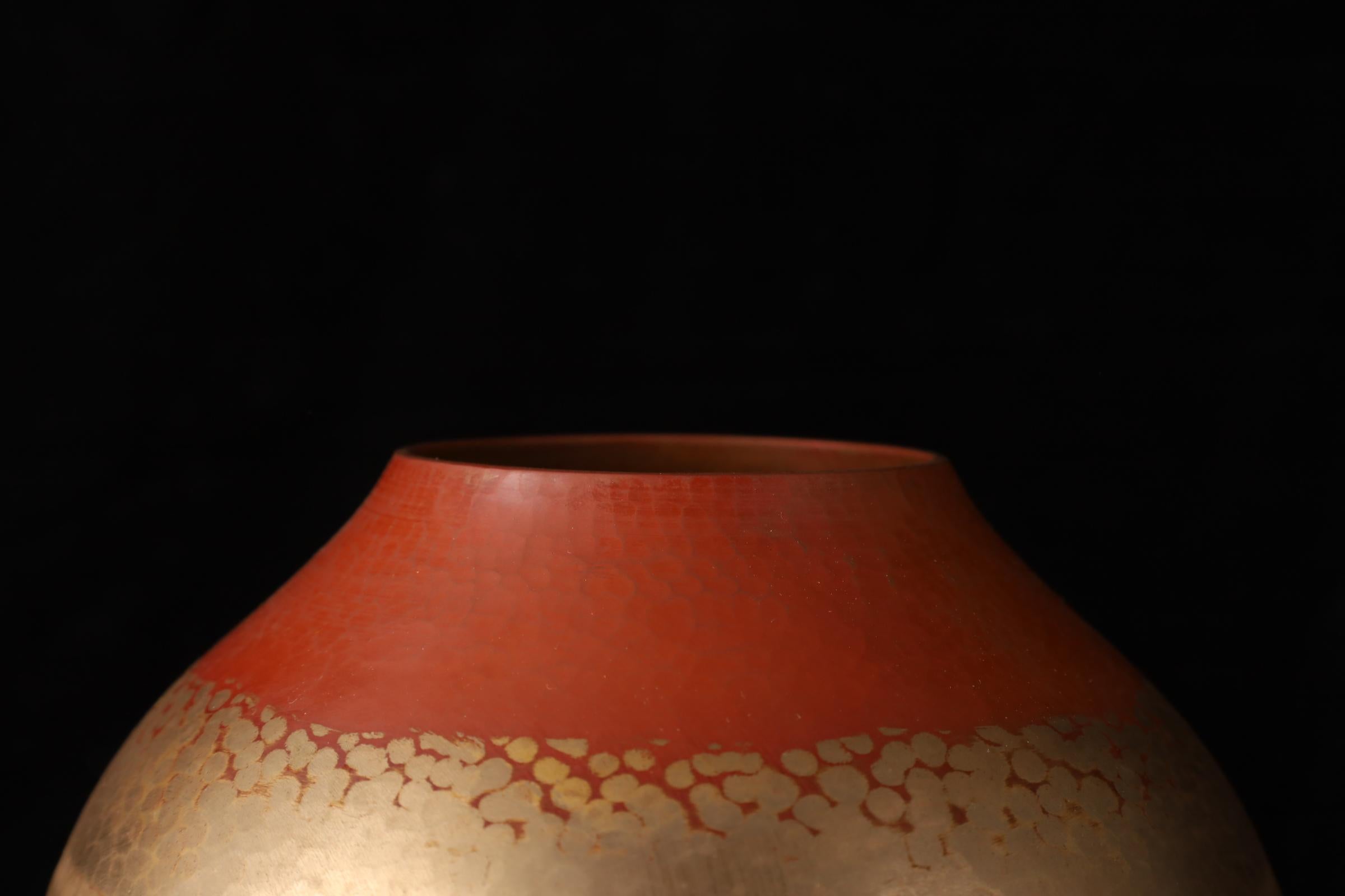 Vase japonais en cuivre martelé à la main par Gyokusendō - Signé, avec Tomobak original Bon état - En vente à Fukuoka, JP