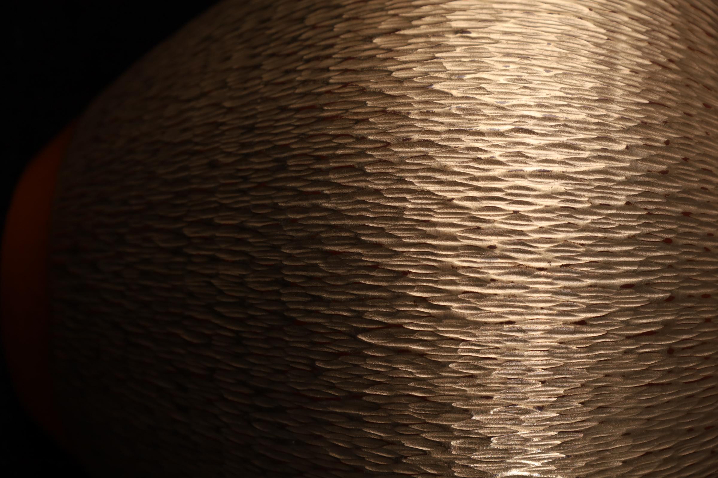 XX secolo Vaso giapponese in rame martellato a mano di Gyokusendō - Firmato, con Tomobak originale in vendita