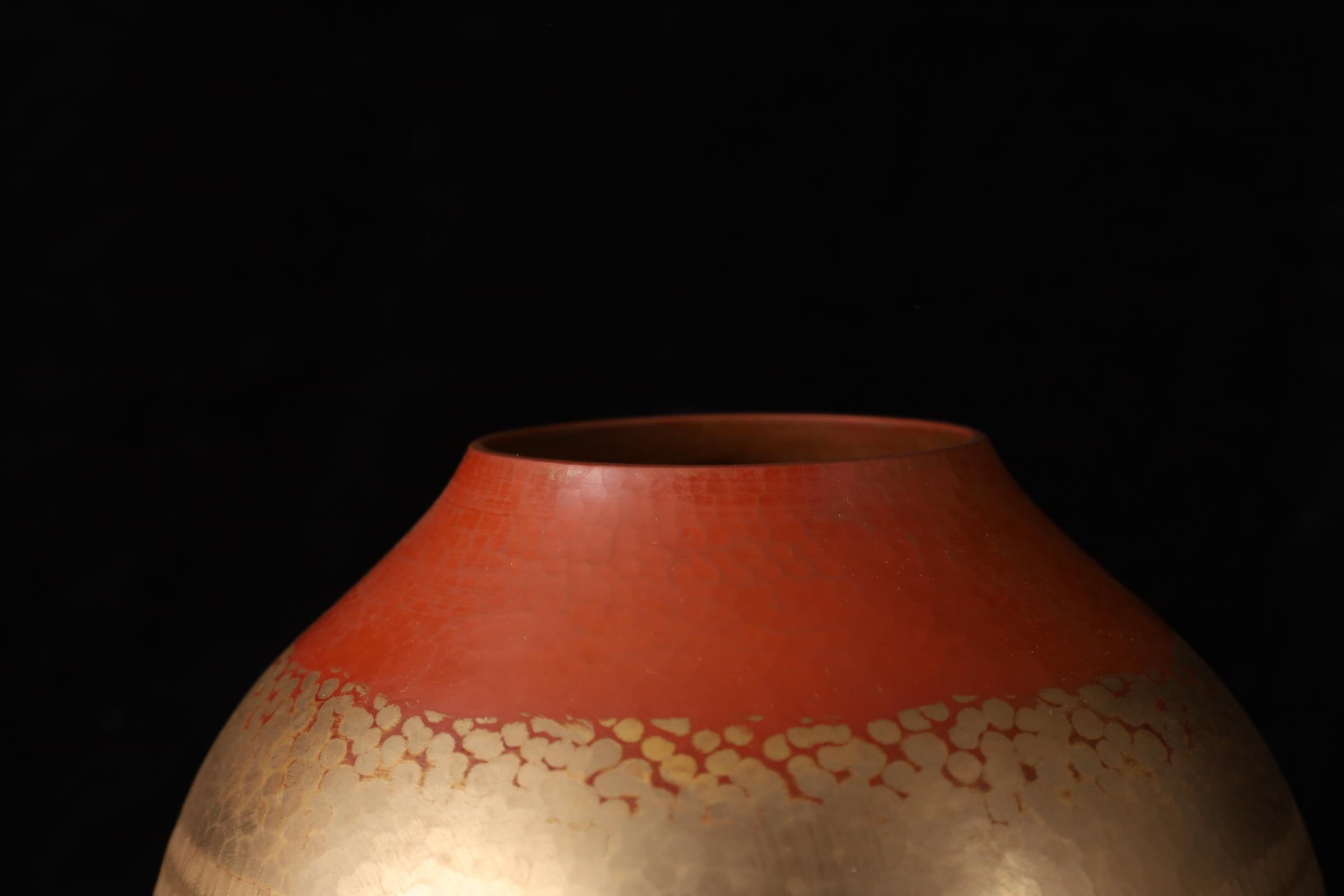 20ième siècle Vase japonais en cuivre martelé à la main par Gyokusendō - Signé, avec Tomobak original en vente