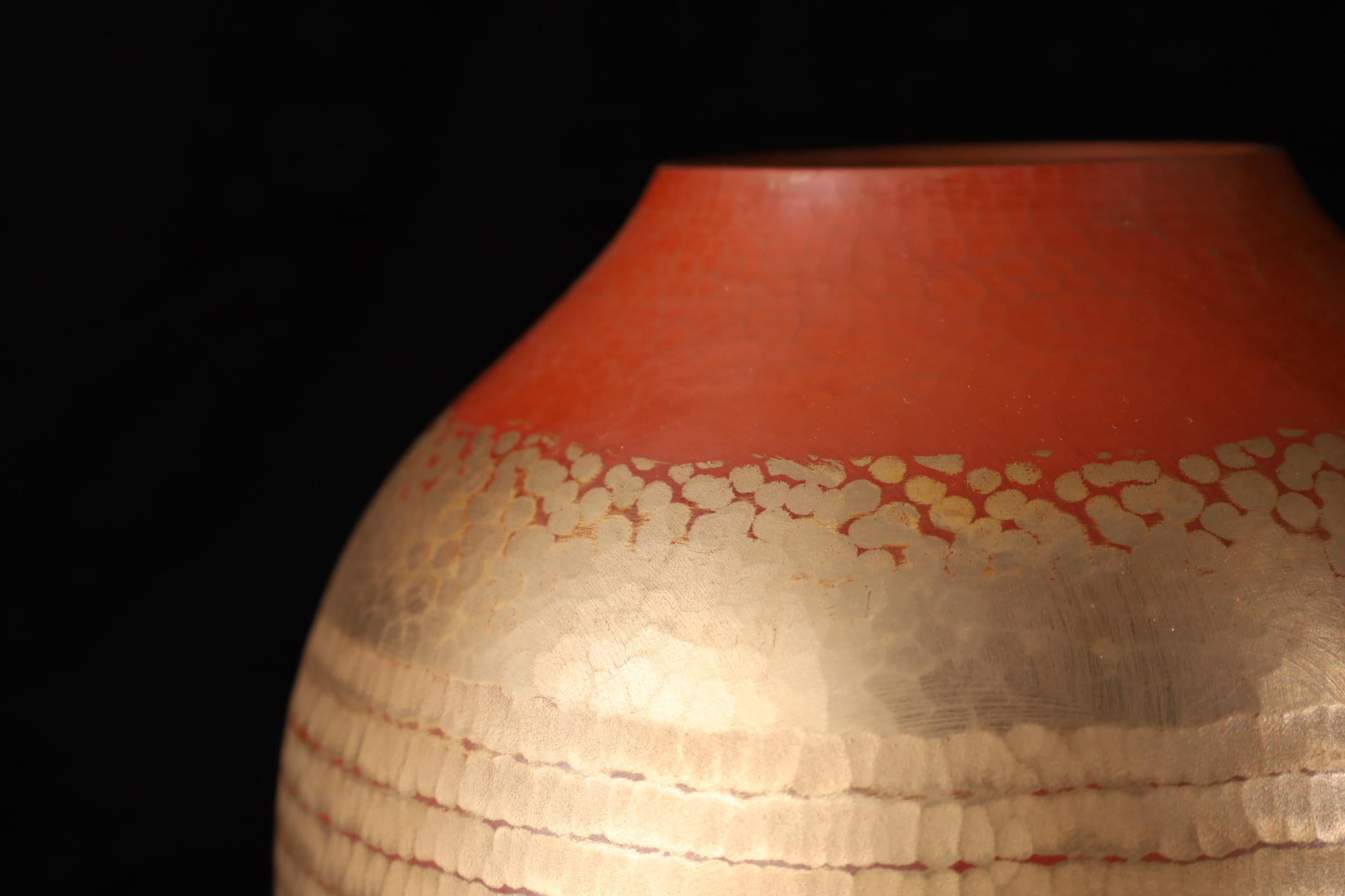 Cuivre Vase japonais en cuivre martelé à la main par Gyokusendō - Signé, avec Tomobak original en vente