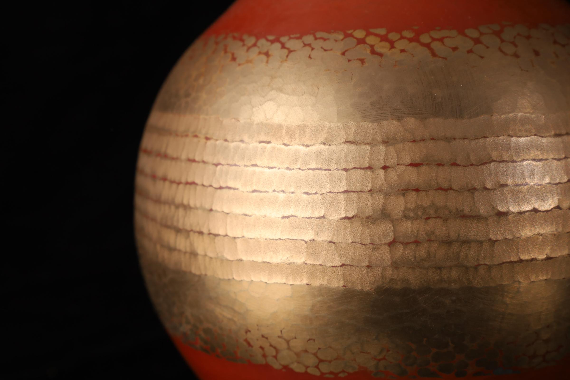 Vase japonais en cuivre martelé à la main par Gyokusendō - Signé, avec Tomobak original en vente 1