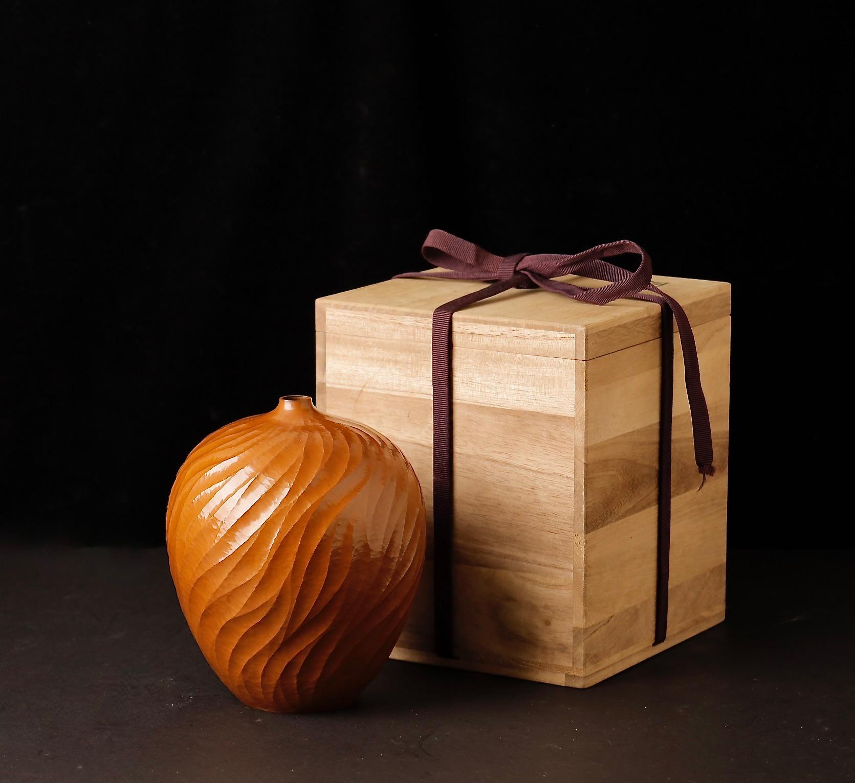 An exceptional example of traditional Japanese metalwork, this hand-hammered copper vase was crafted by renowned master Takano Ryoichi, a highly respected artisan in the field of Tsuiki Copperware (鎚起銅器).

Tsuiki is a centuries-old Japanese