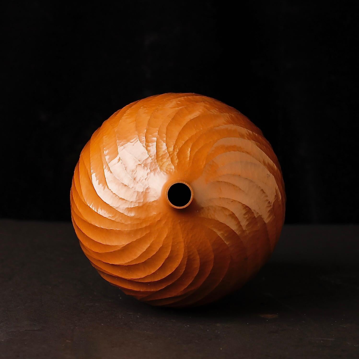 Japanese Hand-Hammered Copper Vase by Takano Ryoichi — Tsuiki Copperware (Kupfer) im Angebot