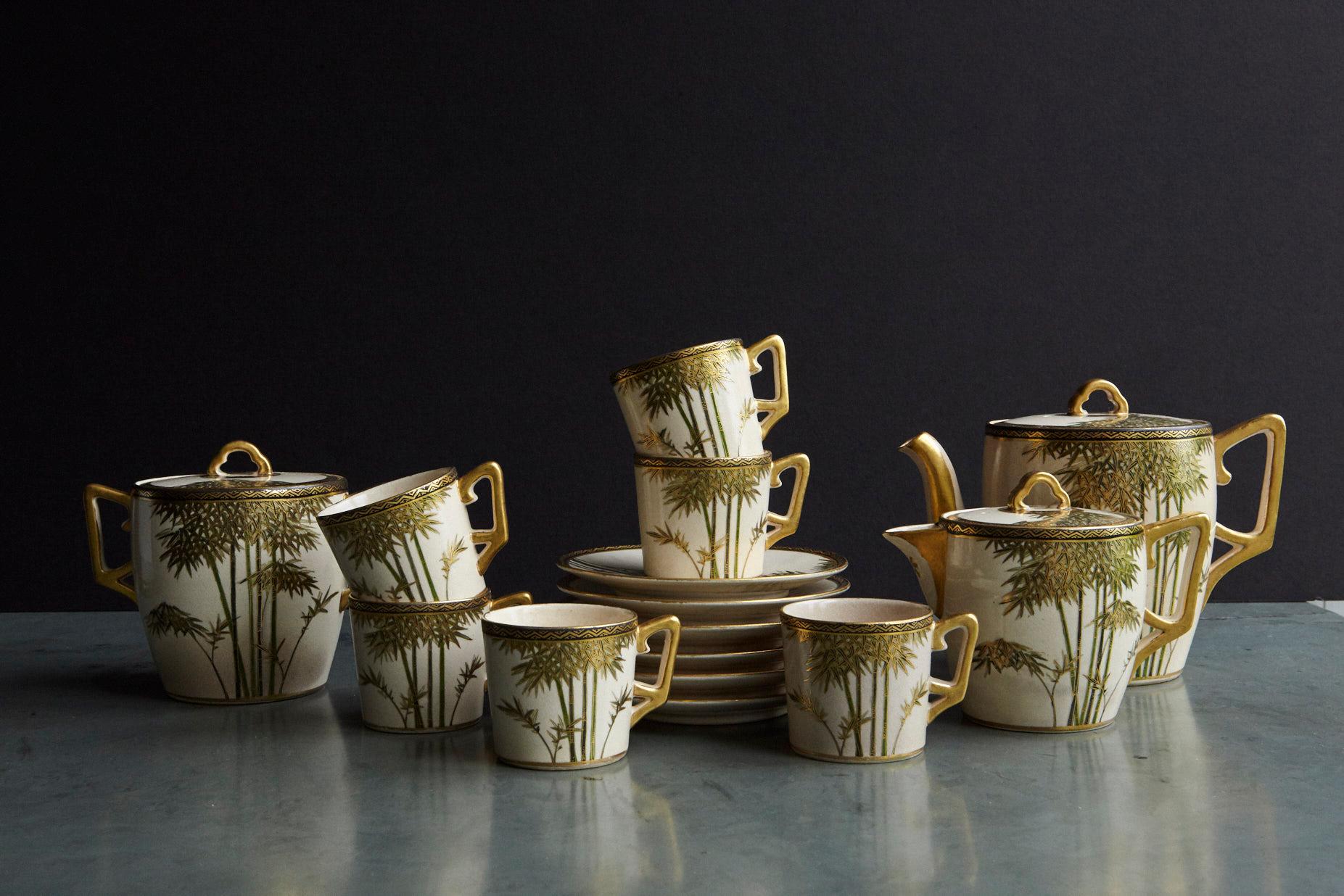 Questo eccezionale servizio da caffè giapponese degli anni '30 comprende 6 tazze demitasse con relativi piattini, caffettiera, zuccheriera e lattiera.
Sono ricchi di germogli e fiori di bambù dipinti a mano, ognuno diverso dall'altro, e di linee