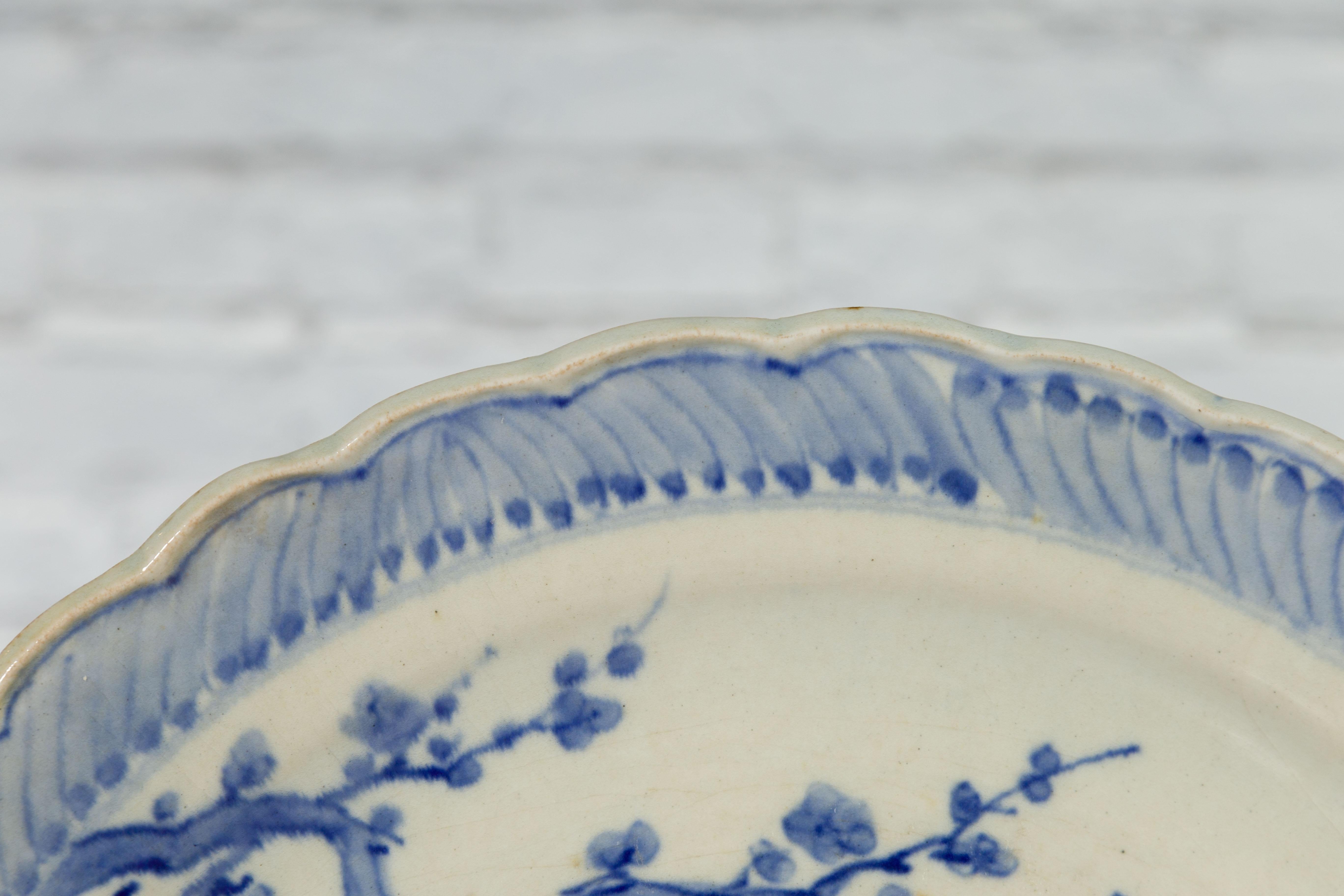 Japanischer handbemalter Teller aus blauem und weißem Porzellan mit Laubdekor im Angebot 9