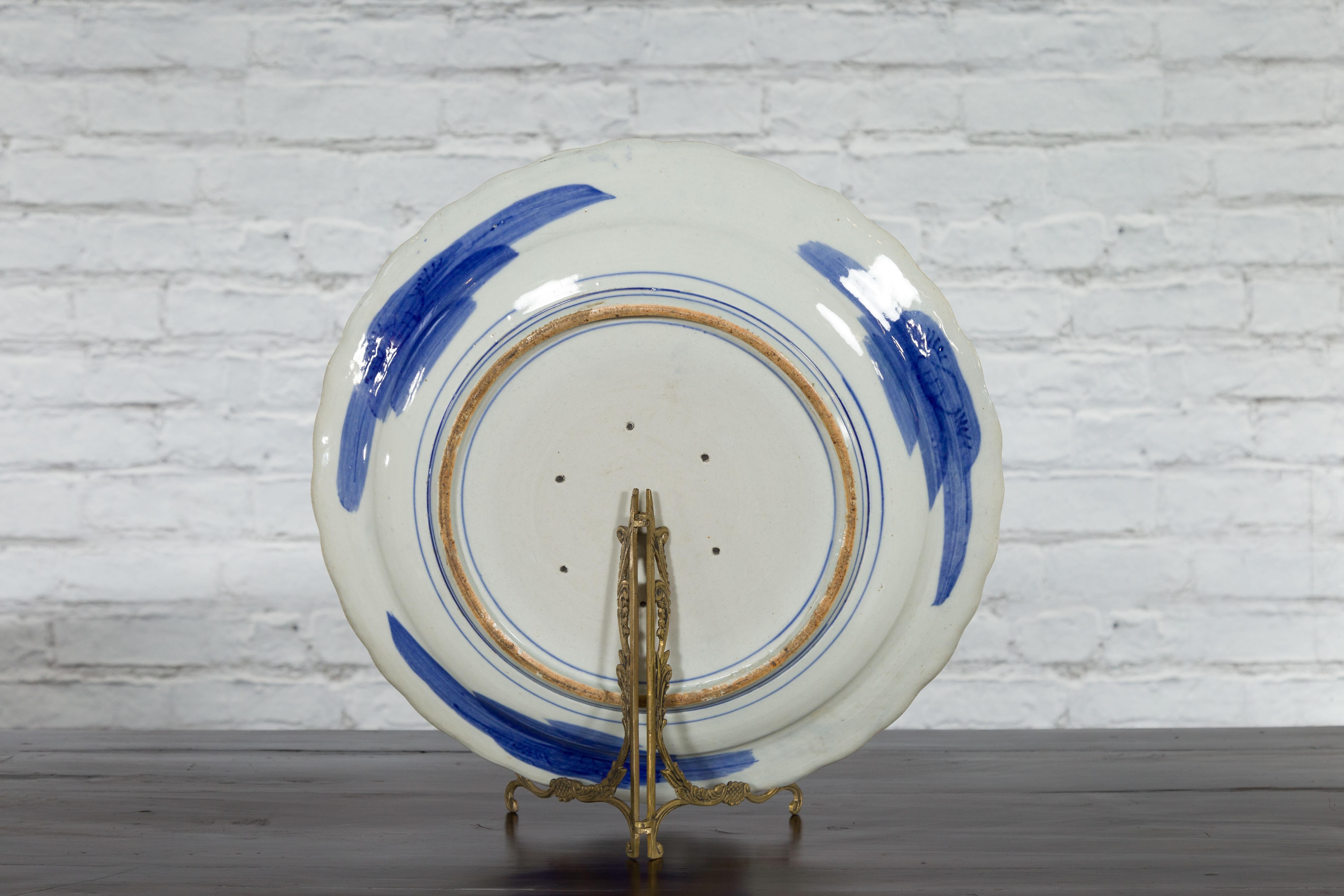 Japanischer handbemalter Teller aus blauem und weißem Porzellan mit Laubdekor im Angebot 11
