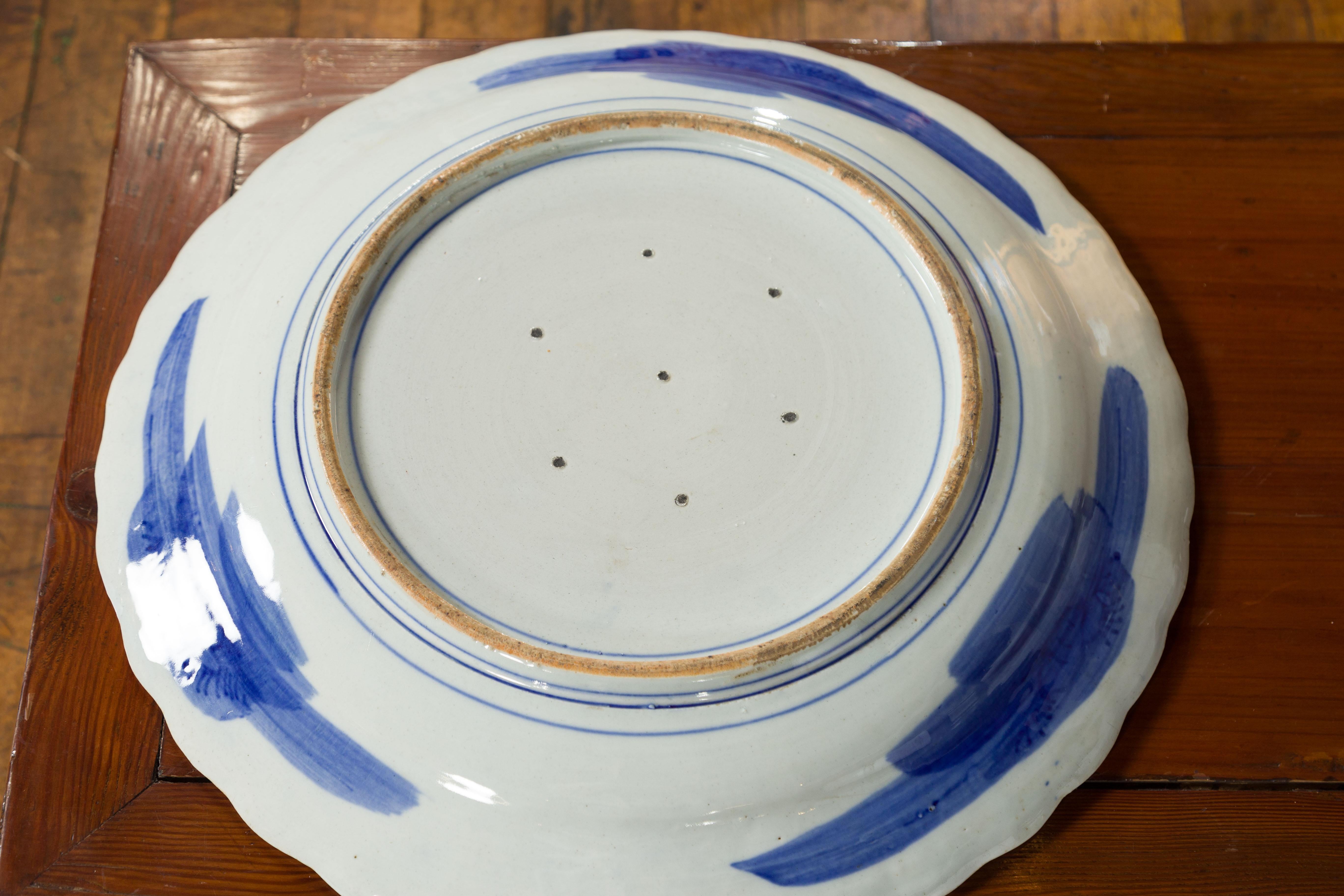 Japanischer handbemalter Teller aus blauem und weißem Porzellan mit Laubdekor im Angebot 13