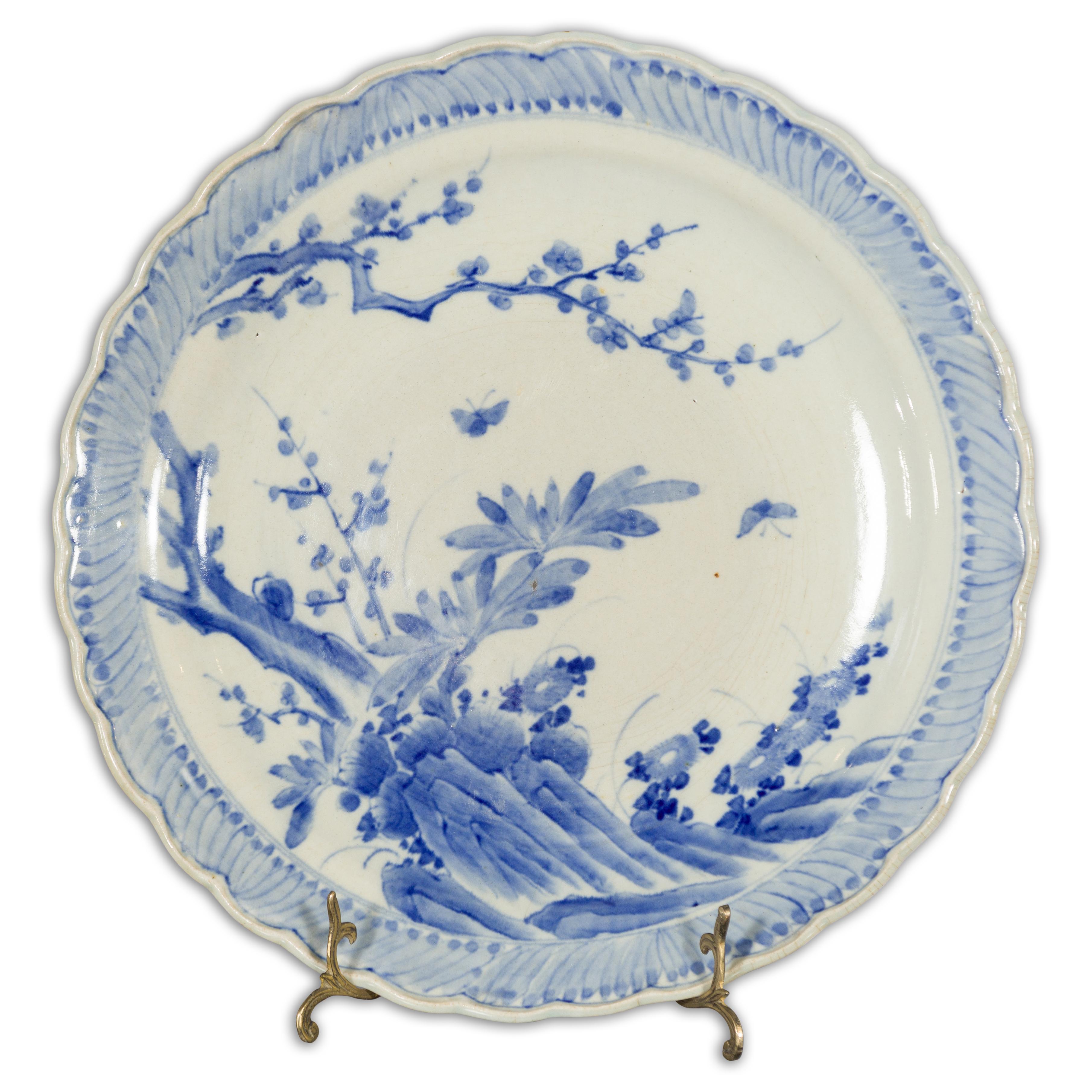 Japanischer handbemalter Teller aus blauem und weißem Porzellan mit Laubdekor im Angebot 14